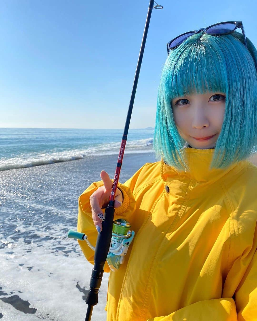 MAYUのインスタグラム：「. このロッドでいっぱい魚釣る」