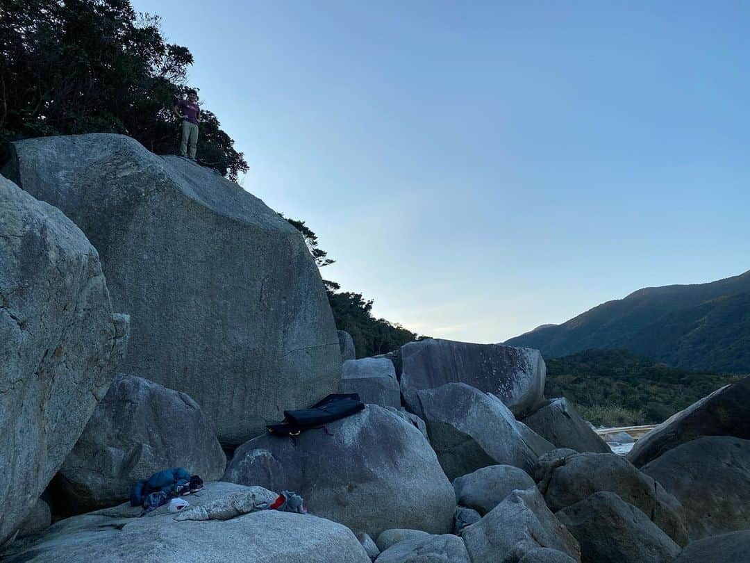 植田夢月さんのインスタグラム写真 - (植田夢月Instagram)「#tb #思い出投稿   2019/12/28﻿ ナポレオンカンテ（と勝手に呼んでる課題）﻿ 📸by @monolithic_block  ﻿ ﻿ 2019年のヨセミテ後のことを殆ど書いていなかった。こんな時期だし、印象深い思い出について少し語ってみる。﻿ ﻿ 2019年の年末は鹿児島県は岸良海岸に行った。初日は永山さん @takahiro_nagayama 達のチームに合流し、開拓中のエリアで少し登らせてもらった。﻿ ﻿ エリアをサッと見学した後、入口にあるクラック課題を登った（写真3枚目）。4級くらいだろうか。勝手に「ウミヘビクラック」と呼んでいる。﻿ ﻿ ここはまだトポが作られていないエリアだが、過去に誰かがこの課題を登っている可能性は十分ある。しかし、チョーク跡は潮風で拭い去られてしまうので、出入りしている人に聞いて回らなければよく分からない。ただ、とりあえずこの日は、初登時のような冒険的な感覚で登ることができた。﻿ ﻿ 次に、スパッとしたきれいなカンテに目がいった。そこにいた方たちは誰も登っていないと言う。﻿ ﻿ 上部まではすぐに行けたが、マントルを返すときにカンテを抱える手が滑るのが恐ろしく、そこで何回も降りた。なんで恐ろしいのかというと、下地が悪いからだ。﻿ ﻿ もしもマントルを返そうとしたときに手がすっぽ抜けたら、下に引いてあるクラッシュパッドを飛び越えて一段下の岩盤に落ちるだろう。すっぽ抜ける勢いや不安定な体勢になることを考えると、大きな怪我をしてもおかしくない。﻿ ﻿ 登るのはまた今度でもいいか…と思いながら、中嶋徹くんや奥村優くんがいる岩にぷらっと行ってみた。2人が「未必の故意」を完登したばかりだった（写真2枚目）。﻿ ﻿ 徹くんが、登れたときのことを少し話してくれた。「課題の上部で落ちて、クラッシュパッドを敷いていない場所に落ちてしまった。心が折れかけたけど、そうこうしてるうちに優くんが先に登ってしまった。もう一度心を奮い立たせてトライしたら登れた。」﻿ ﻿ 日も落ちかけていて、もう車に戻ろうかという雰囲気になった。しかし、私の中で謎のやる気スイッチが入り、「もう一回だけトライさせて」と言ってヘッドランプを着けてカンテに向かった。﻿ ﻿ このトライでも、マントルを返す前で随分と躊躇した。手にありったけのチョークを付けて、覚悟を決めてエイッと返したら岩の上に立つことができた。とても嬉しかった。この日の出来事が印象的で、美しい情景と一緒にたまにふと思い出す。﻿ ﻿ このカンテは、中間部のポケットと下部の水平クラックがあるせいでナポレオンフィッシュの横顔のように見えるので、勝手に「ナポレオンカンテ」と読んでいる（既にどなたか名前付けていたらすみません）。SDスタートで2〜3級くらいなんかなぁー。」2月7日 20時07分 - dream_moco