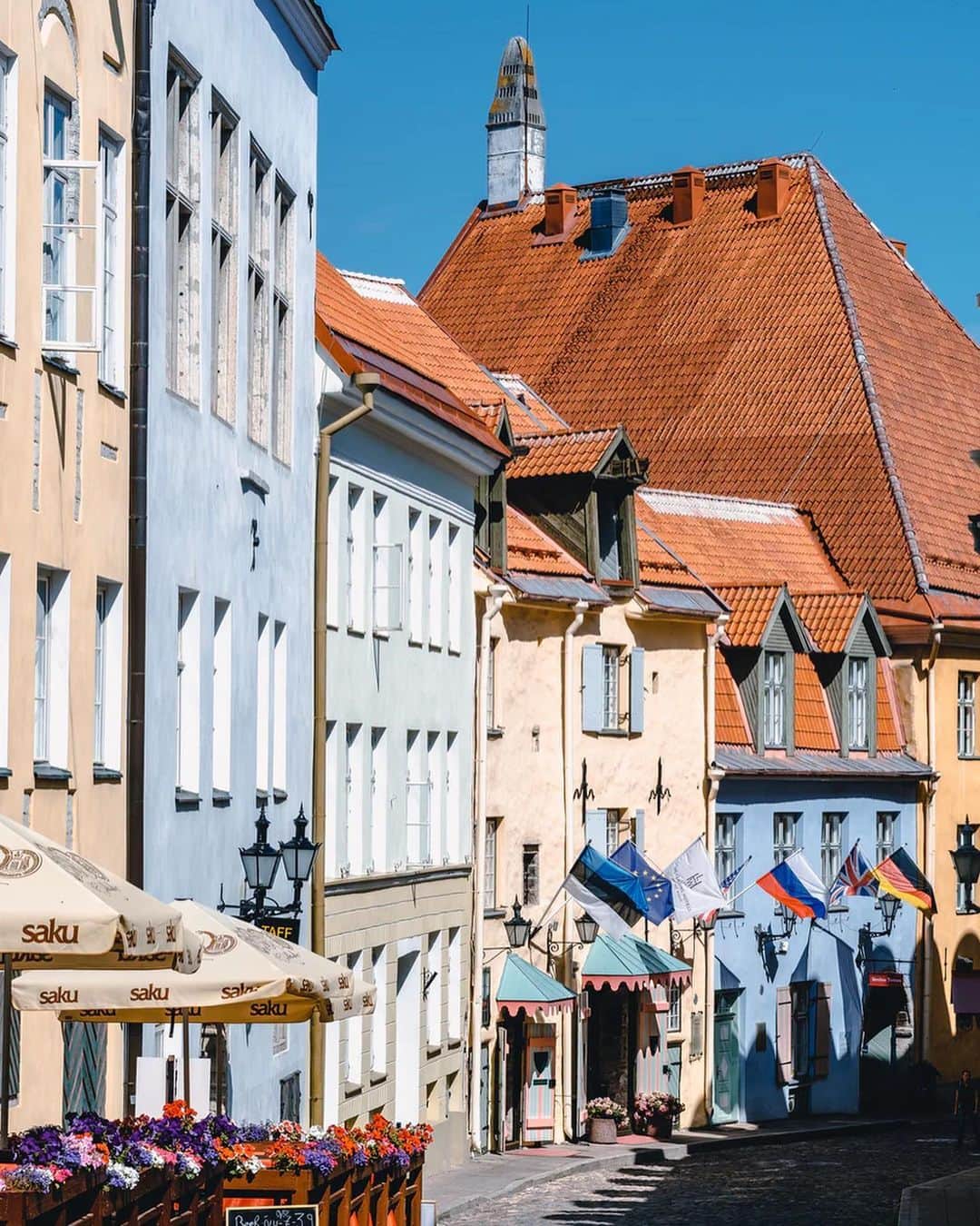 タビイクさんのインスタグラム写真 - (タビイクInstagram)「. 【68.エストニア共和国🇪🇪】  エストニアの首都タリンの旧市街は「最も優れた状態で保たれた北ヨーロッパを代表する中世の商業都市」として世界遺産に登録されています。  絵本のような街並みに、伝統衣装を来たお店の人、まるで中世から時が止まったかのようなメルヘンチックな町です💐  .  そんな中世の雰囲気とは逆に、エストニアは世界屈指の電子国家。  世界で唯一行政手続きの99％をオンライン上で完結できる国なんです💻出生届もネットで出来ちゃいます😳  そのため、スーパーでの支払いも殆どがキャッシュレス決済であり、子供であってもデビットカードを持っているなど、現金を使う機会が少ないんだとか…  日本の九州ほどの国土面積、人口は沖縄県より少ないという小さい国ながら、ここまで電子化が進んでいるのは驚きですね👀  【#タビイク世界制覇 】  photo by pixabay/unsplash  ✼••┈┈••✼••┈┈••✼••┈┈••✼••┈┈••✼ ••┈┈••✼ ﻿  \\写真で世界全ての国を巡る［写真で世界制覇］//  海外に行けない今だから 他の国のこともっと知ってみませんか？  @tabiiku をタグ付けすると、お写真が紹介されるかも！？  ✼••┈┈••✼••┈┈••✼••┈┈••✼••┈┈••✼ ••┈┈••✼  #旅行好き#絶景 #タビイク #エストニア #Estonia #ヨーロッパ #秘境  #世界遺産 #誰かに見せたい景色」2月7日 20時16分 - tabiiku