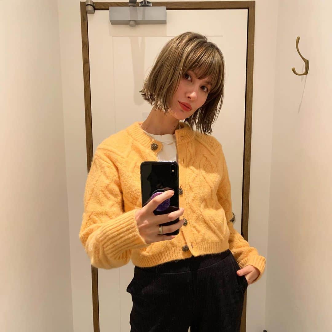 高松チェルシーリナのインスタグラム：「. 結局切り出したら短くしたくなっちゃうんだよねぇ〜〜〜 切ろう！と決めて2日後美容室へ🤣 . ハイライトたーくさん入れて、 徐々に色が抜けて明るくなっていくようにしてもらいました🥰💕 . カットは顎ラインで。前髪はありのまま！若造り！w . わーみじかーい❤️💇‍♀️と思いつつ、3〜4年前はずーっとこのくらいの長さだったんだけどねぇ🤣🤣 . 超さっぱり気持ちいい❤️🥰 . もう10年のお付き合いの くみちゃん @azuma.kumi  熊倉さん @kumakurakuma  イメチェンしたいとか、めっちゃ綺麗にハイライトやってもらいたいって方はこの2人にお任せしたら間違いないよ！🤤✌️✌️ いつもありがとう❤️🥰💕 . #bobhaircut#kakimotoarms#カキモトアームズ#銀座2丁目店#ショートカット#ボブヘアー#ハイライトカラー#イメチェン」