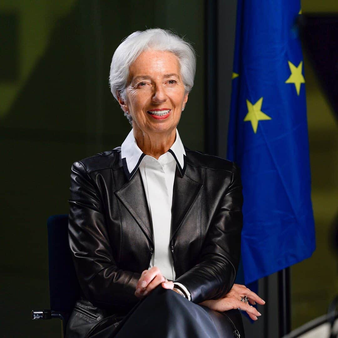 クリスティーヌ・ラガルドのインスタグラム：「2021 will be a recovery year – this was my message in an interview with @le_jdd. The economic recovery has been delayed, but not derailed. We expect the upswing to gather pace around the middle of the year, even if uncertainties persist. Read the full interview via the link in my bio.   2021 sera une année de reprise comme je l’ai dit @le_jdd. La reprise économique a été retardée, mais non battue en brèche. Nous anticipons une montée en puissance autour du milieu de l’année, même si des incertitudes persistent. Interview complet à lire via le lien dans ma bio.」