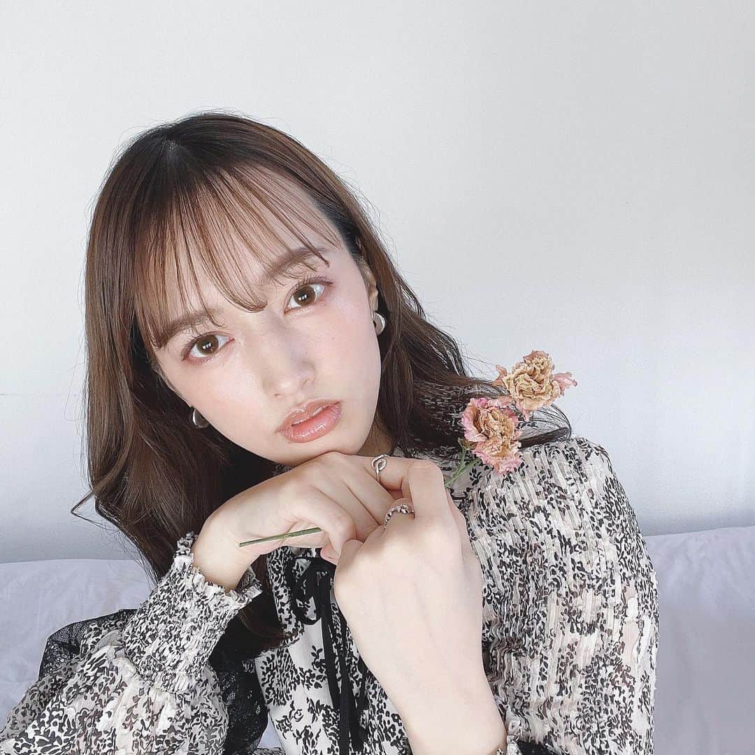 梛野里佳子のインスタグラム：「トムフォードの動画好評で嬉しい🤍  「持ってたけど使いづらくて放置してた！」という方が多くて、これでまた一軍に戻してもらえたらいいな🤍  目が2倍になるのでね、ぜひやってみてください。  今日は1週間の献立をあげました。  ニートだから偏りありまくりです()  #TOMFORD #tomfordbeauty #bodyheat #makeup #eyeshadow #youtube #herlipto #ootd #GRWM #デパコス #メイク動画 #トムフォード #ボディヒート #春コーデ #バレンタインネイル #ネイルエス #ヘアビューロン #レシピ   #一週間献立」