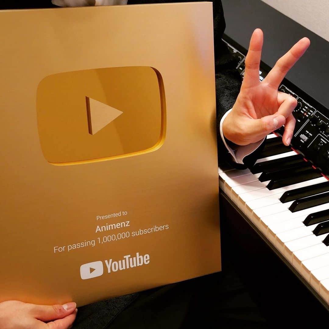 Animenz（アニメンズ）のインスタグラム：「Thank you for watching the anniversary livestream on YouTube yesterday! I might be 5 years too late to announce but I finally received my YouTube 1 Million Subscriber Gold Button!  #youtube #goldbutton #award #animenz #animenzzz #music #animepiano #pianosheets #pianocover」