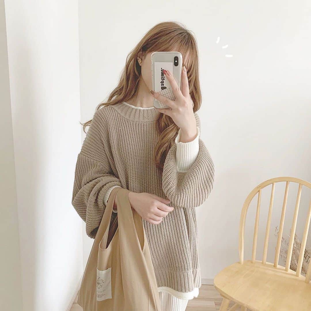 chocoさんのインスタグラム写真 - (chocoInstagram)「** ㅤㅤㅤㅤㅤㅤㅤㅤㅤㅤㅤㅤㅤ 結構前だけどスーパーに行ったときの🧺🌿 ㅤㅤㅤㅤㅤㅤㅤㅤㅤㅤㅤㅤㅤ とってもラフ♡ @classicalelf_official のニットの オーバーサイズでこのダボっと感がかわいい🥰 重ね着風になってるんですが通ってる骨盤矯正の お姉さんがほんとに重ね着してるんだと思った！ って言ってた🥳💕笑 ㅤㅤㅤㅤㅤㅤㅤㅤㅤㅤㅤㅤㅤ 最近は髪の毛(前髪も)巻いてるか巻いてないかくらい ゆるーーく巻くのにハマっていて26mmのコテから 32mmのコテに変えました♡新鮮で楽しい🥺✨ ㅤㅤㅤㅤㅤㅤㅤㅤㅤㅤㅤㅤㅤ knit ☞ #classicalelf  pants ☞ #retorogirl  ecobag ☞ #chocomee ㅤㅤㅤㅤㅤㅤㅤㅤㅤㅤㅤㅤㅤ ニットはセールで2000円になってました♡  #エルフコーデ#ローゲージニット#オーバーサイズ#ボリューム袖#プチプラ#プチプラコーデ#春コーデ#ベージュコーデ#ワントーンコーデ#エコバッグ#choco_de ㅤㅤㅤㅤㅤㅤㅤㅤㅤㅤㅤㅤㅤ」2月7日 20時11分 - choco__24_