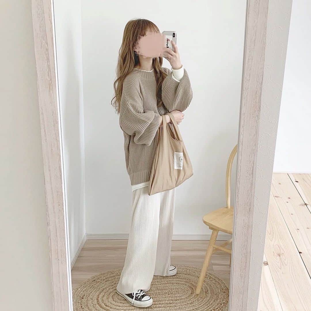 chocoさんのインスタグラム写真 - (chocoInstagram)「** ㅤㅤㅤㅤㅤㅤㅤㅤㅤㅤㅤㅤㅤ 結構前だけどスーパーに行ったときの🧺🌿 ㅤㅤㅤㅤㅤㅤㅤㅤㅤㅤㅤㅤㅤ とってもラフ♡ @classicalelf_official のニットの オーバーサイズでこのダボっと感がかわいい🥰 重ね着風になってるんですが通ってる骨盤矯正の お姉さんがほんとに重ね着してるんだと思った！ って言ってた🥳💕笑 ㅤㅤㅤㅤㅤㅤㅤㅤㅤㅤㅤㅤㅤ 最近は髪の毛(前髪も)巻いてるか巻いてないかくらい ゆるーーく巻くのにハマっていて26mmのコテから 32mmのコテに変えました♡新鮮で楽しい🥺✨ ㅤㅤㅤㅤㅤㅤㅤㅤㅤㅤㅤㅤㅤ knit ☞ #classicalelf  pants ☞ #retorogirl  ecobag ☞ #chocomee ㅤㅤㅤㅤㅤㅤㅤㅤㅤㅤㅤㅤㅤ ニットはセールで2000円になってました♡  #エルフコーデ#ローゲージニット#オーバーサイズ#ボリューム袖#プチプラ#プチプラコーデ#春コーデ#ベージュコーデ#ワントーンコーデ#エコバッグ#choco_de ㅤㅤㅤㅤㅤㅤㅤㅤㅤㅤㅤㅤㅤ」2月7日 20時11分 - choco__24_