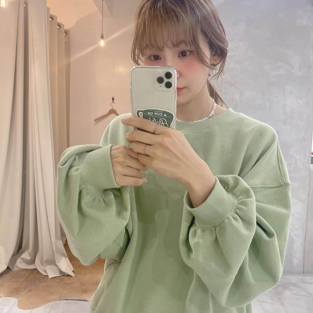 松田 美奈子のインスタグラム：「ピクシーグリーンて名前も気に入ってるあふれるスウェット🌿🌿  気持ちを言葉にして服にするってもう新しすぎるかも...と思ってましたが、予想以上に沢山の方にご予約いただいてて🥺嬉  大変なこともたくさんあるけど、きっと、大丈夫って気持ちがこの服で感じてもらえるといいなぁ🧚🏻  今私たちが感じる気持ちを言語化し、 その言葉をイメージして服を創る👚  「あふれる」という言葉を イメージして服を創りました。  @merci__jp   わたしはピクシーグリーンとユニコーンピンクをオーダーしました🦄💕（ピンク大好きマン🙆‍♀️）  #サスティナブル#サスティナブルファッション」