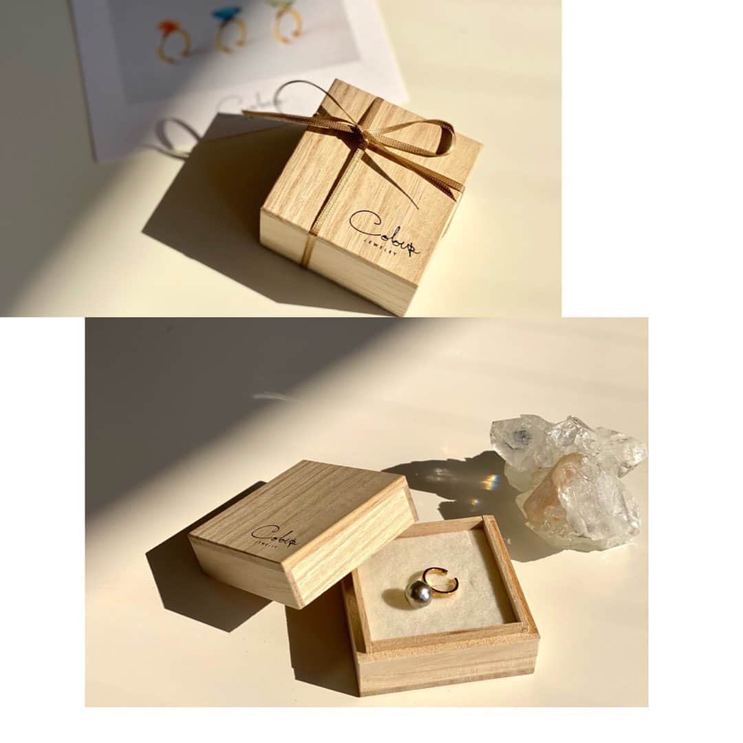 eiko kagamiのインスタグラム：「. 展示会で一目惚れした @colour_jewelry  初めてのブラックパールとイヤーカフ❤︎ 馴染みのある石ももちろん大好きだけど、 初めましてのワクワク感もたまらない😍 ブラックパールは、 邪気を祓い、自分の進むべく道へと導いてくれる意味があるそうです🐚✨ . お気に入りが増えました♡ ようこちゃん @yoko__k_  ありがとう〜🤍 . . . . . #colour_jewelry  #clour #イヤーカフ #アクセサリー #ブラックオパール」
