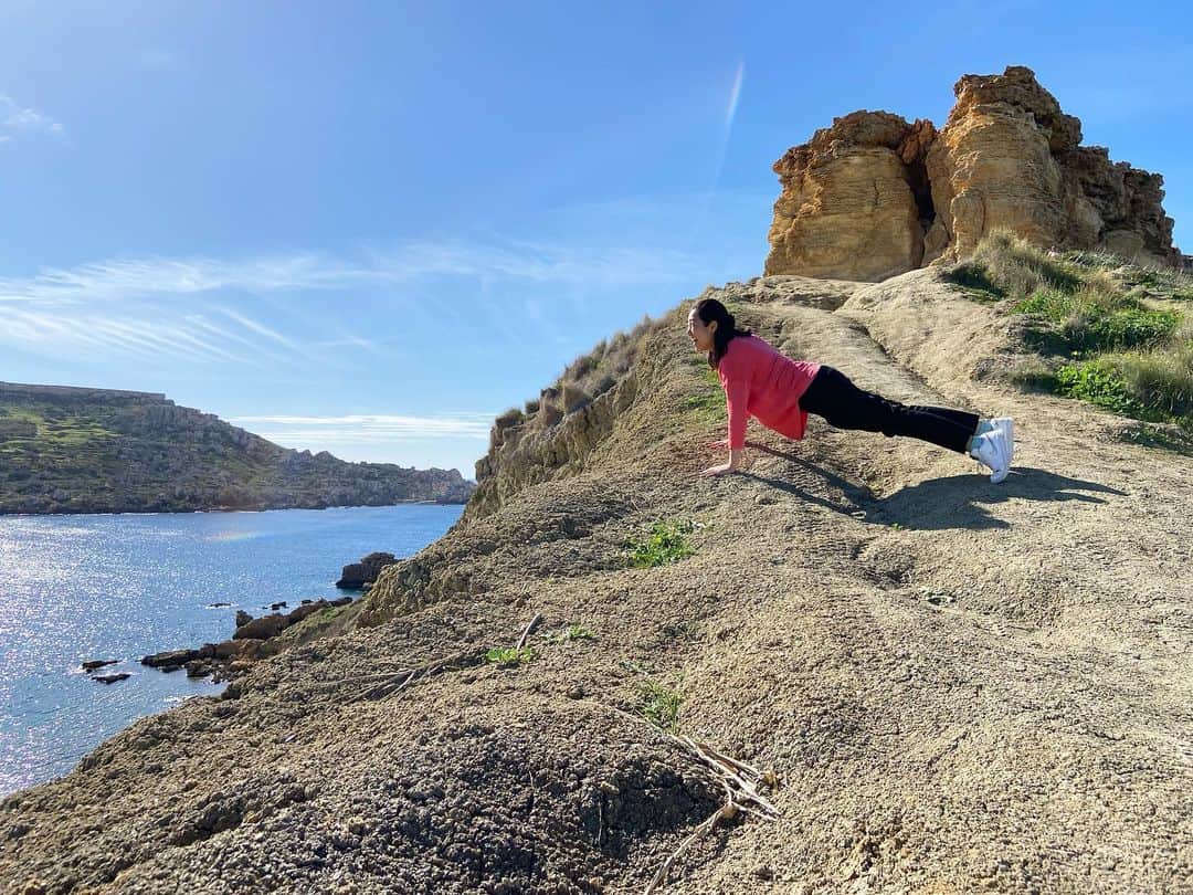 荒尾茉紀さんのインスタグラム写真 - (荒尾茉紀Instagram)「今週は春だった🌸私が腕立て伏せしながら覗いているところは…ネイキッドビーチ（裸で泳げるビーチ）らしい。写真のどこかに小さく写ってるかもね（笑）素敵な場所を教えてくれてありがとう‼️ちなみに最後の写真は、かっこよくポージングしたつもりだよ😂  #ribierabeach #リビエラビーチ #malta #マルタ留学 #ネイキッドビーチ #beach #パームビーチに似てる気がする #amazingview」2月7日 20時15分 - maki.arao