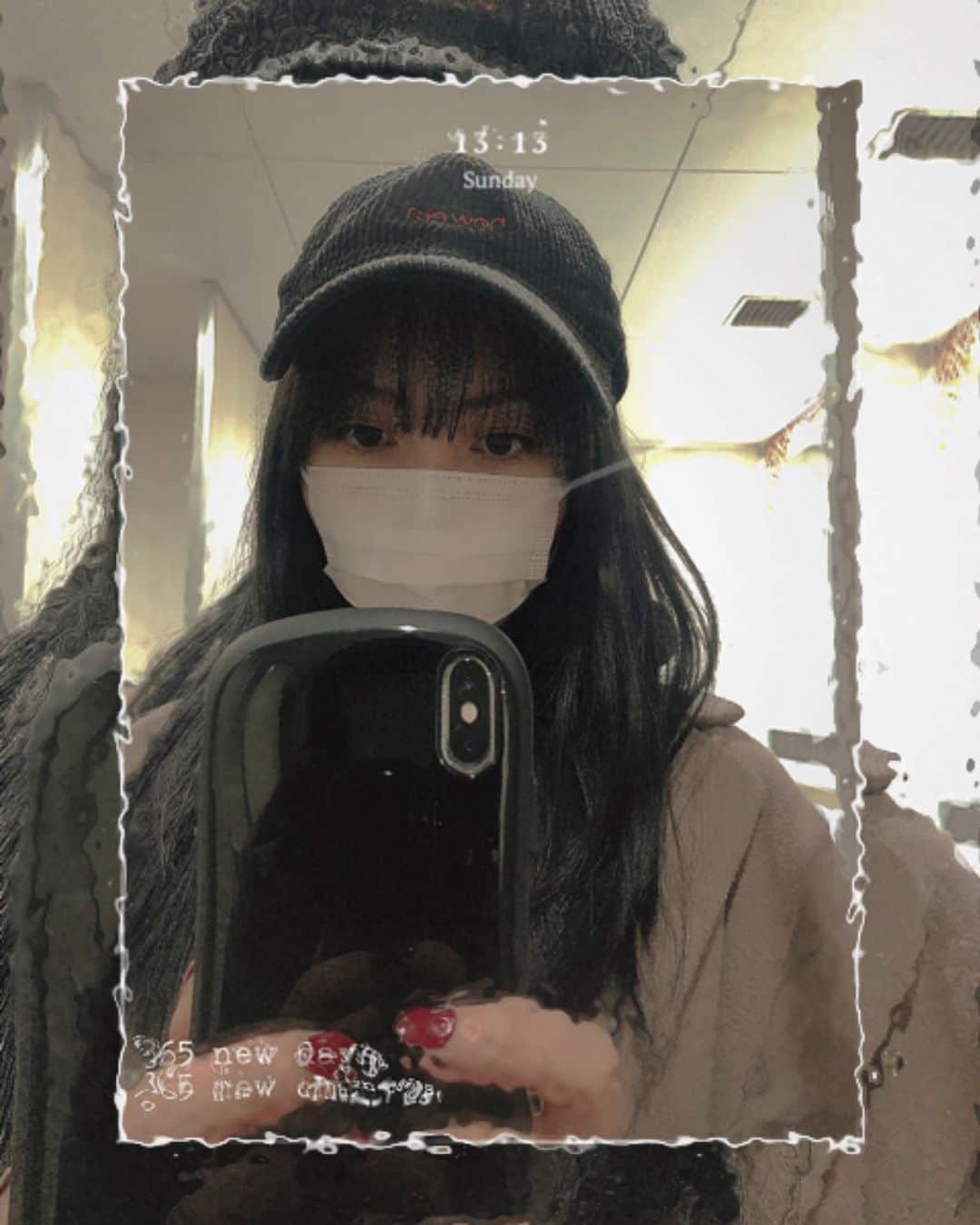 川添りなのインスタグラム：「髪の毛、ブラックブルーにしました。市販のやつでやってしまった😳👍 髪の毛染めあるある 染めた後は、すごくサラサラだけど 翌日になると少し髪が絡みやすくなっちゃう、、 これは私だけでしょーか🤢✨  #写真 #市販 #染め粉 #カラーリング #お家で過ごそう  #ヘアカラー #ブラックブルー #髪 #サラサラ #暗め #可愛い」