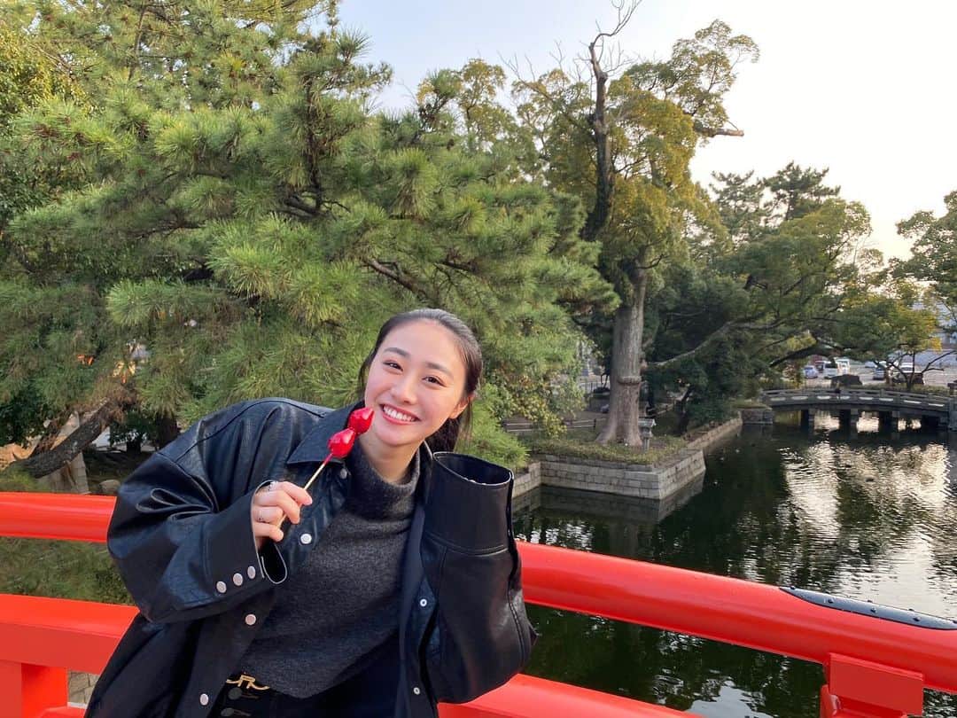 天野真彩のインスタグラム：「. 初詣行った時の写真⛩ いちご飴美味しかった🍓🤤」