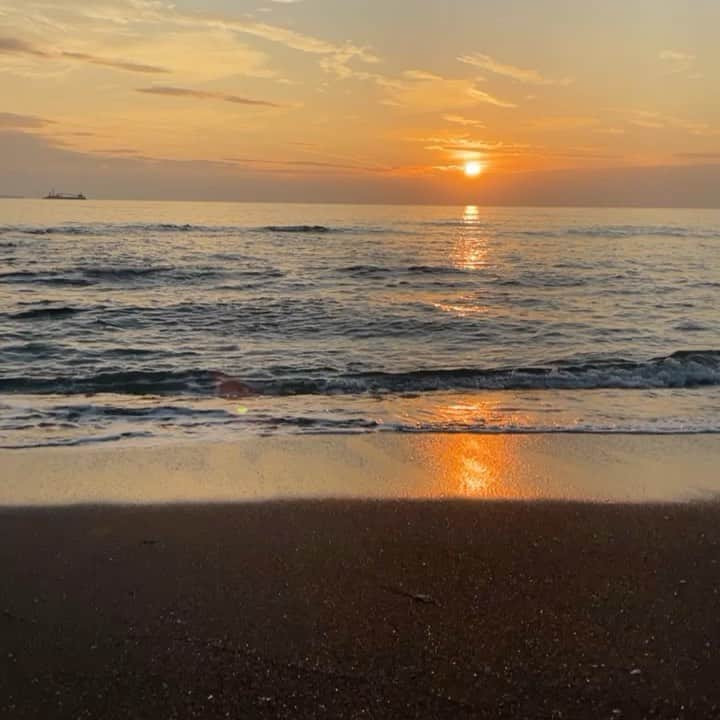 いくみのインスタグラム：「前に行ったとこ〜夕日がとっても綺麗だった🌊」