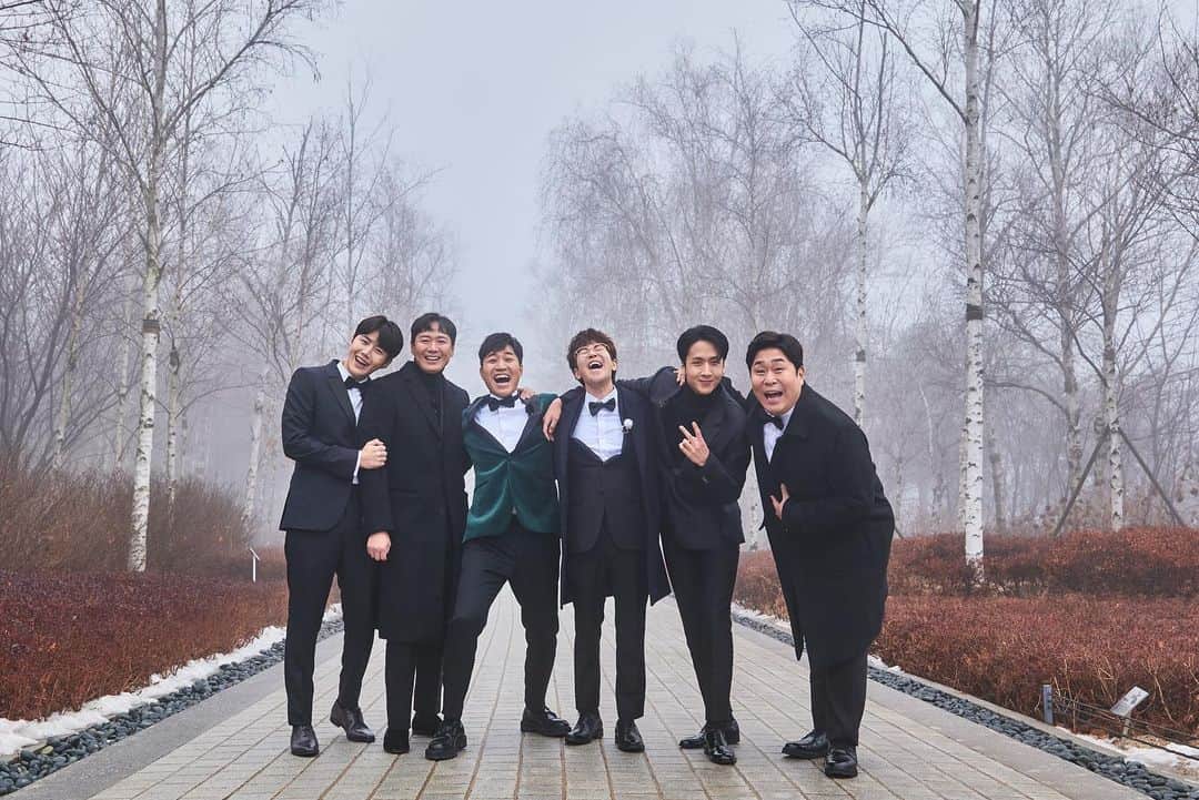 DINDINのインスタグラム：「내일부터 1박2일 공식 포스터가 바뀝니다!!!  첫 사진은 아쉽게 누락됐지만 젤 맘에드는 “종민이형 예상 결혼식” 입니다 ❤️ 마지막은 우리 대장님이랑 작가대장님 ❤️  B컷들은 곧 유니콘 계정에 올라올 예정! @kbs_unicorn  #1박2일 #방글이 #연정훈 #김종민 #문세윤 #김선호 #딘딘 #라비 #영원하자 #사랑」