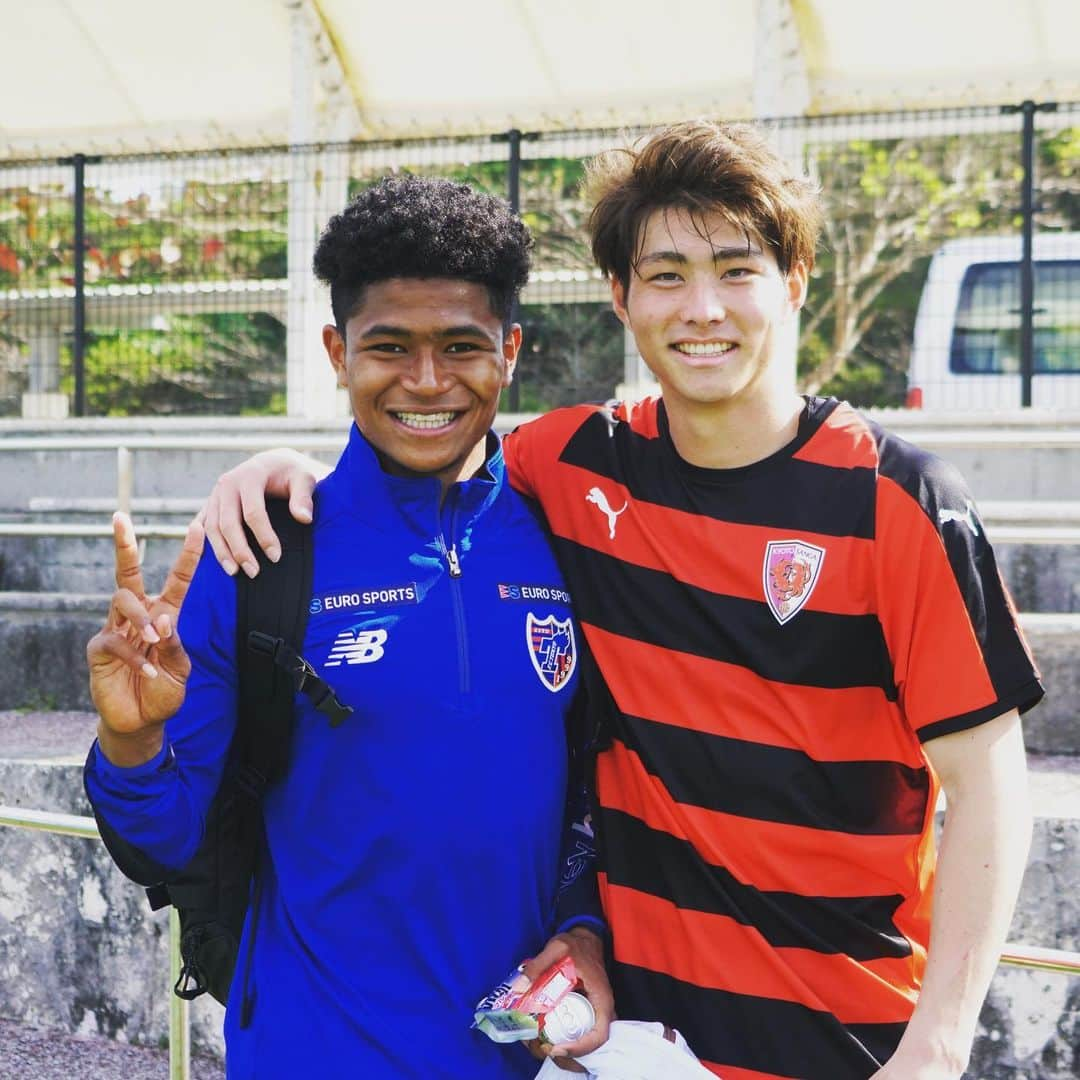 FC東京オフィシャルグッズさんのインスタグラム写真 - (FC東京オフィシャルグッズInstagram)「🔵🔴 #2021沖縄camp   早速再会!!🤝🔵🔴  誠二、ありがとう😊🤝  #京都サンガ #木村誠二  #長谷川健太 #佐藤由紀彦  #バングーナガンデ佳史扶 #中村拓海 #品田愛斗 #紺野和也  #FC東京 #fctokyo #tokyo #沖縄 #okinawa #沖縄キャンプ #camp #キャンプ」2月7日 20時19分 - fctokyoofficial