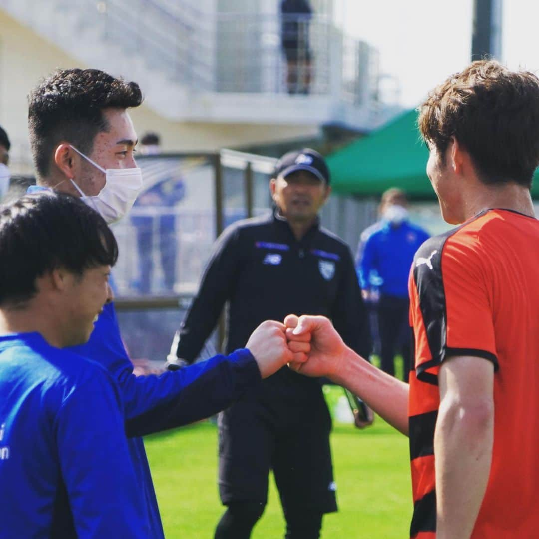 FC東京オフィシャルグッズさんのインスタグラム写真 - (FC東京オフィシャルグッズInstagram)「🔵🔴 #2021沖縄camp   早速再会!!🤝🔵🔴  誠二、ありがとう😊🤝  #京都サンガ #木村誠二  #長谷川健太 #佐藤由紀彦  #バングーナガンデ佳史扶 #中村拓海 #品田愛斗 #紺野和也  #FC東京 #fctokyo #tokyo #沖縄 #okinawa #沖縄キャンプ #camp #キャンプ」2月7日 20時19分 - fctokyoofficial