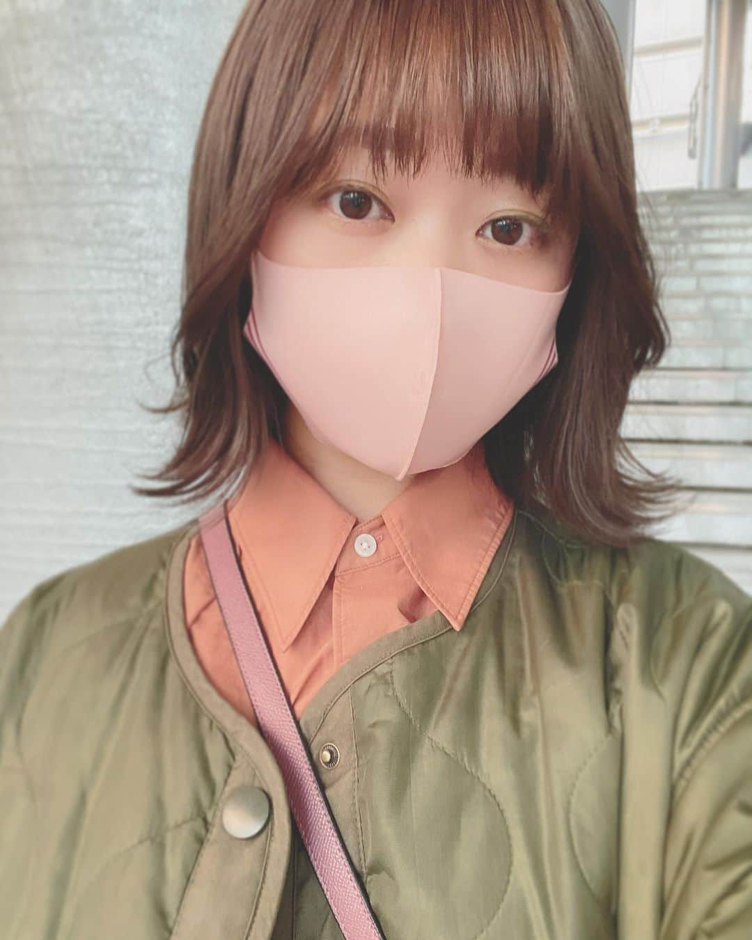 渡辺梨夏子さんのインスタグラム写真 - (渡辺梨夏子Instagram)「明るすぎちゃってた髪の毛をメンテナンス😇ゆるくのばし中なんですが、2センチくらい切って✂︎マスクはKATEの小顔マスク、だいたい皆に気づいてもらえる✌︎  #hairstyle #haircolor  #そろそろ暗い方が落ち着くな #明るめ派の皆さんごめんねっ」2月7日 20時20分 - riiiico462