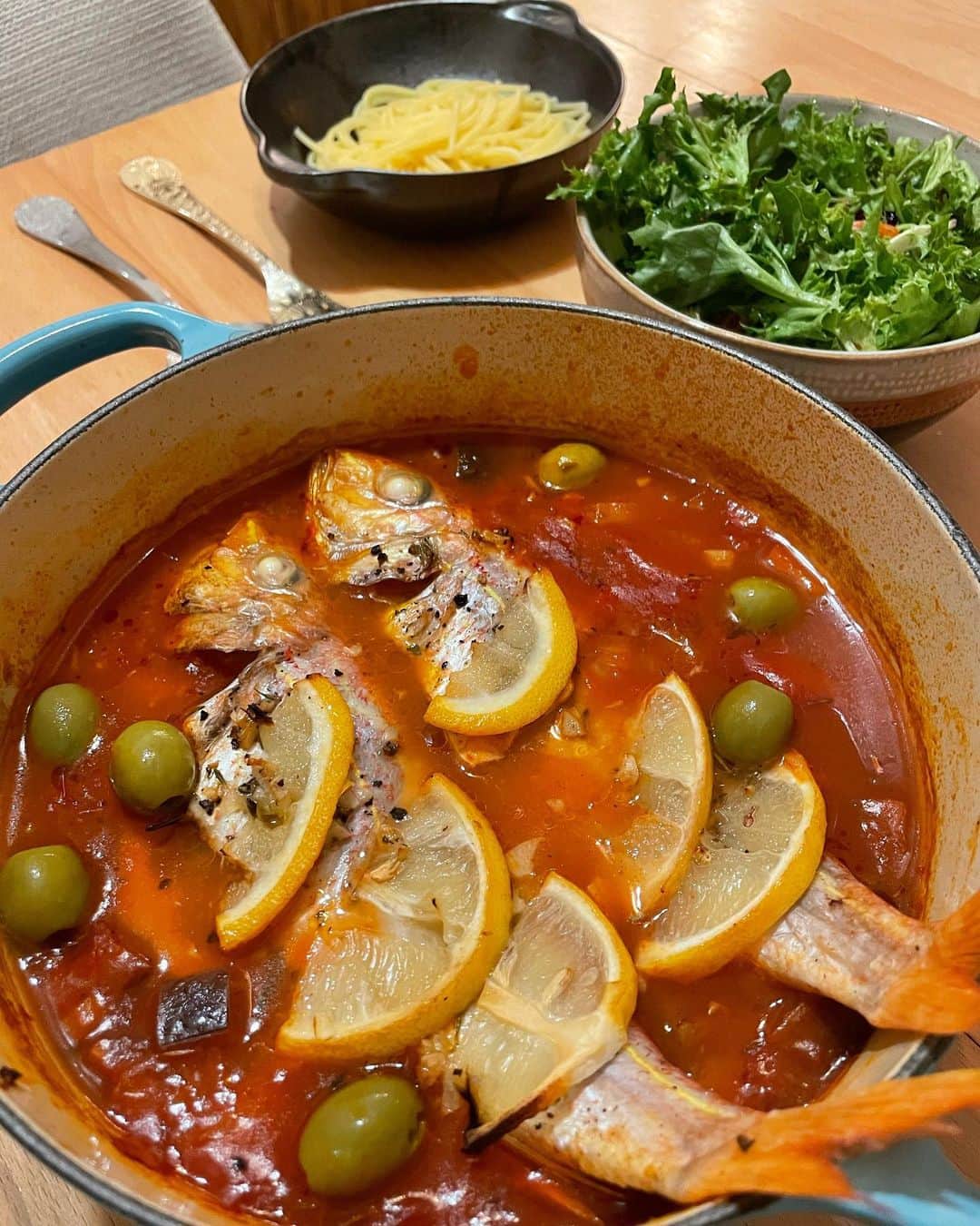 レスレイ・チアンさんのインスタグラム写真 - (レスレイ・チアンInstagram)「Mediterranean Style Roast Fish for the Almost-Husband ❤️🐟🍅🧄🧅🫒🫑 #chefLesley #roastedfish #mediterranean #homecooking #wifey」2月7日 20時23分 - lesleychianglove