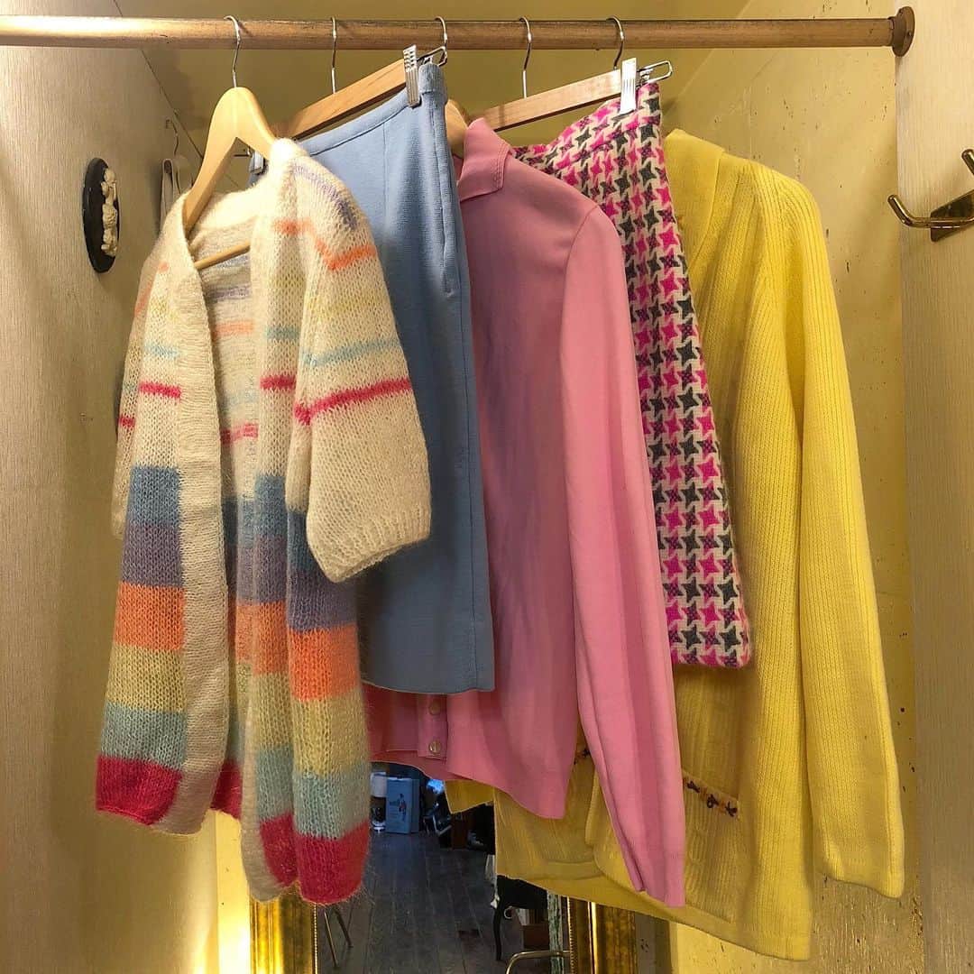 NUTTY Vintage&Collectibleのインスタグラム：「🌸TOMORROW NEW ARRIVAL🌸  ☑︎vtg spring color clothes  春が待ち遠しい！ 気分が明るくなる、素敵なスプリングカラーアイテムたち💐 店内に少しずつ、入荷しております♡  明日12:00~ ONLINE STOREに入荷いたします＊ 詳細は先に公開しておりますので、是非ご覧くださいませ👀  ＊本日もたくさんのご来店ありがとうございました＊  ---------------------------------------------------- 💐Formal Fair 2021💐1/18(mon)~ ☑︎ヴィンテージジュエリーALL10%OFF  🚌送料無料🚌1/15(fri)~ ☑︎VINTAGE ONLINE STORE ¥10000以上 ☑︎SELECT BOUTIQUE ONLINE STORE ¥5000以上 お買い上げで全国一律送料無料！ （※ONLINE STORE/その他通販全て対象） ----------------------------------------------------」