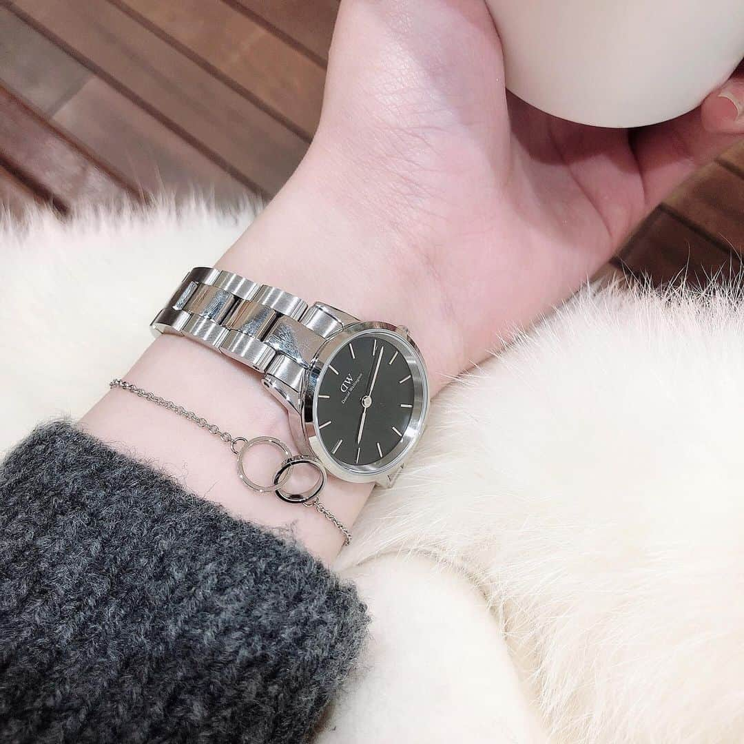 MAMIのインスタグラム：「@danielwellington 様から 素敵なプレゼントいただきました🎁  私は基本シルバーアクセサリーが好きなので 今回もシルバー系のものを選んだよ♡  【バレンタインキャンペーンのお知らせ🍫】  🌹1/28～2/14 DW公式サイトや直営店舗にて2点以上お買い上げで10％OFF（新作も対象）  🌹15％OFFクーポンコード 【mami2021】の併用でさらにお得になります！  🌹さらに今なら無料で、バレンタイン限定ギフトボックス（２枚目）に包んでくれるので、バレンタインのプレゼントにもおすすめです♡  #ダニエルウェリントン #DWgiftsoflove」