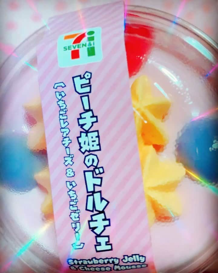 木部さんのインスタグラム：「スーパーマリオは35周年なのですね！！！ おめでとうございます🎉🎉🎉﻿ ﻿ 　ピーチ姫のドルチェ♡﻿ ﻿ 　美味しかったぉ♪😋✨﻿ ﻿ ﻿ ﻿ #スーパーマリオブラザーズ ﻿ #セブンイレブン#スーパーマリオ #マリオコラボ #スィーツ部 #おいしい😋  #ピーチ姫のドルチェ #可愛い #2月 ﻿ ﻿#supermariobros#35thanniversary #seveneleven #kawaiisweets #supermario ##princesspeach #dolche #yummy #february」