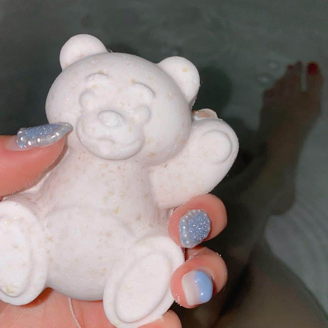 mimのインスタグラム：「誕プレで頂いたかわいい入浴剤🛀やっと使った〜🤍 私テディベアが小さい時から好きなんだけど 好みわかってるう！🧸」