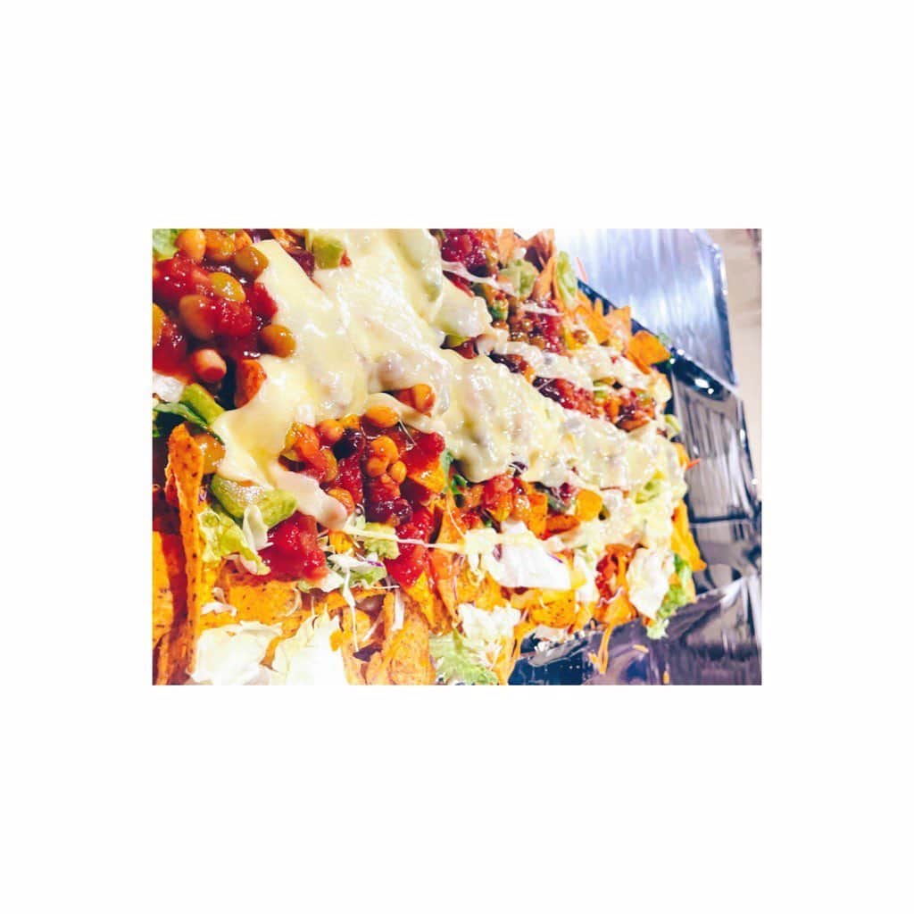 寺坂頼我さんのインスタグラム写真 - (寺坂頼我Instagram)「「Nachos Table」  ナチョナチョ！！ 昨日人生初のナチョステーブルでした☺️👍  トルティーヤチップスの上に野菜とかチリコンカンソースとかサルサソースとかチーズとか載せるだけで僕でもできるスーパー簡単おやつでした🌞✨ 最高に美味しかったです  Delicioso！(合ってる？)  #祭nine #祭り #メキシコ #メキシコ料理 #メキシカン #Mexico #nachos #サルサ #おやつ #簡単料理」2月7日 20時28分 - m9_raiga