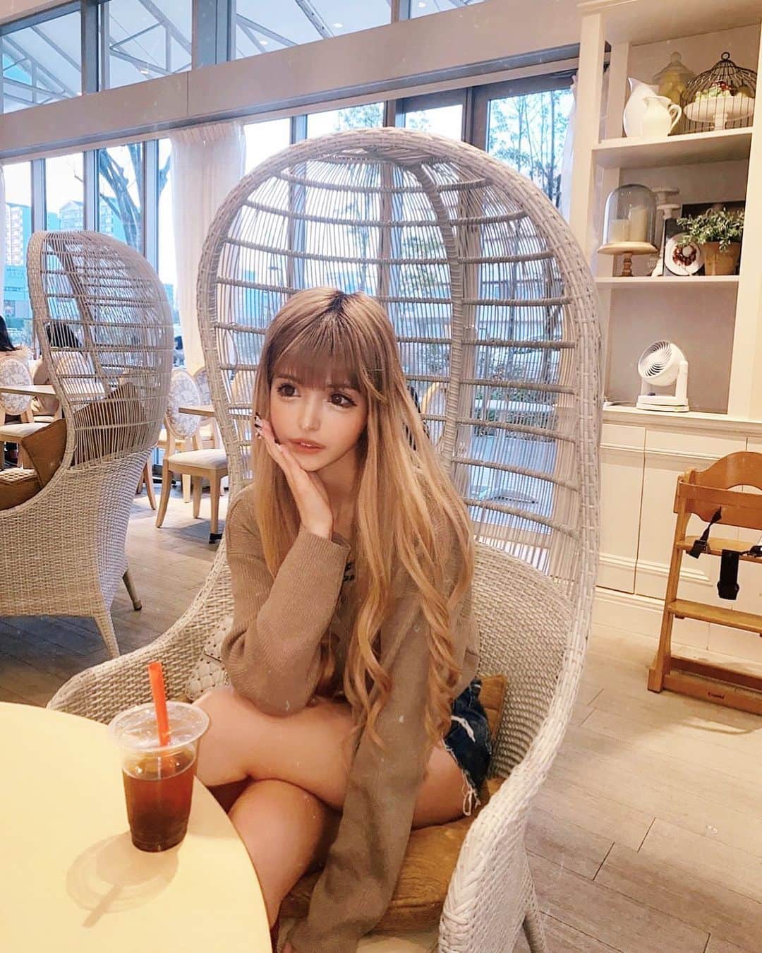 アンジェリカのインスタグラム：「💙🐱 . 🧋💕 . 💙🐱 #あんじぇコーデ #teatime」