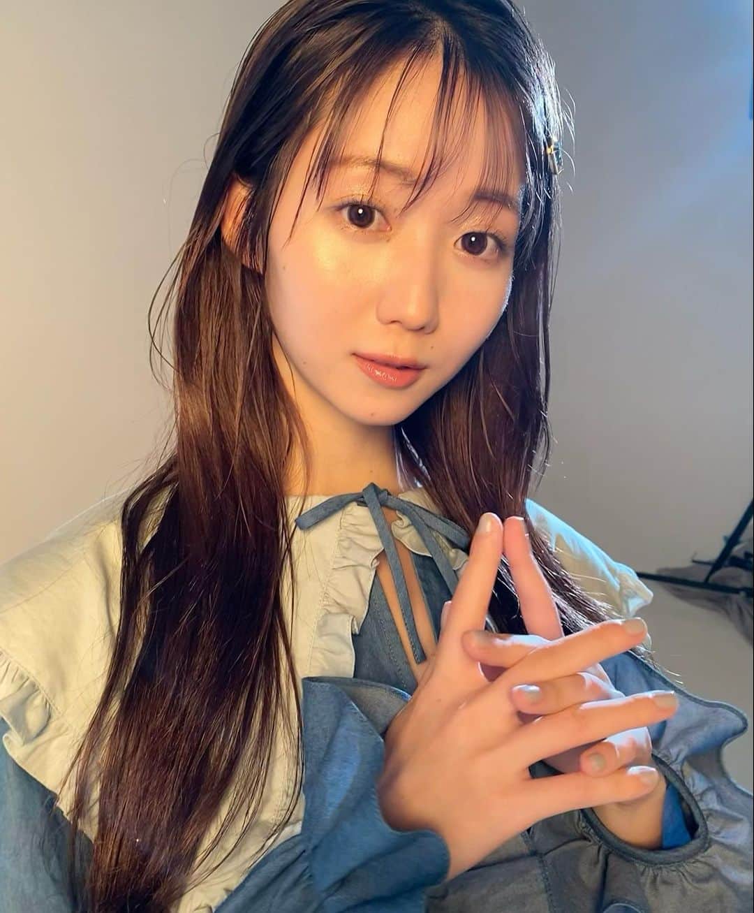 高橋有紀のインスタグラム：「bis3月号みりにゃとなしこちゃんのページヘアメイク担当させてもらいました！ 展示会でいつも会っていたのに お互い全然話しかけられなかったみりにゃとついに撮影でした🤍 中身もめちゃくちゃ可愛かった🤍 #osakana_yuki #大谷映美里」