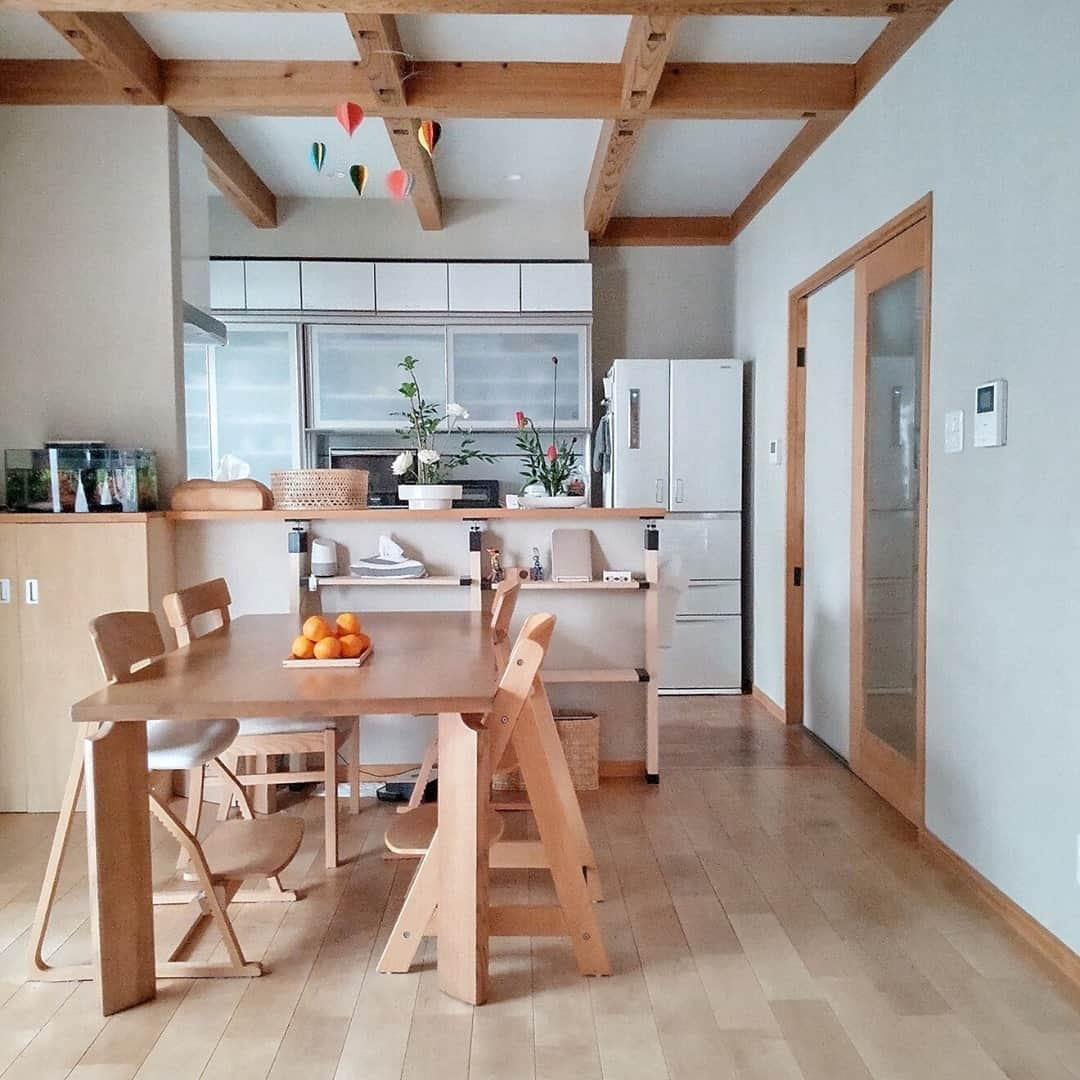 RoomClipJPさんのインスタグラム写真 - (RoomClipJPInstagram)「『生け花のある部屋』花の見え方やバランスを考えながら作る生け花。集中して生けたり作品ができた達成感などが心身のリラックスに繋がります。800枚以上の生け花の実例を参考にしてみてください⁠ .⁣⠀﻿⁠ Photo:kumari(RoomNo.4346627)▶︎この部屋のインテリアはRoomClipのアプリからご覧いただけます。アプリはプロフィール欄から⁣⠀﻿⁠ .⁣⠀﻿⁠ 投稿イベント開催中です【まもなく終了する投稿イベント】『季節を楽しむ暮らし〜2/7』『リビング学習〜2/7』⁠ .⁠ #RoomClip#ルームクリップ#interior#instahome#インテリア#暮らし#日常#マイホーム#日々の暮らし#丁寧な暮らし#新築#家#シンプルライフ#リビング#マイホーム記録#シンプルな暮らし#家づくり#収納#新築一戸建て#マイホーム計画#すっきり暮らす#整理収納#マンションインテリア#マンション暮らし#賃貸diy#生け花#花のある暮らし#モビール#子どものいる暮らし#キッズチェア」2月7日 20時30分 - roomclipjp