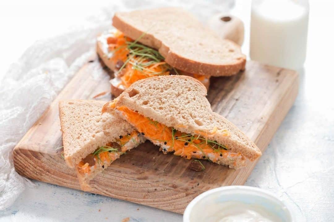 Archana's Kitchenさんのインスタグラム写真 - (Archana's KitchenInstagram)「Creamy sandwich filled with grated carrot and raisins makes a perfect Kids evening meal.   Search for the recipe “Cream Cheese Carrot Raisin Sandwich” in our app. Link to the app in the bio @archanaskitchen」2月7日 20時30分 - archanaskitchen
