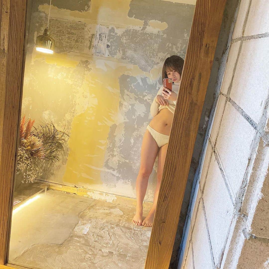 真奈さんのインスタグラム写真 - (真奈Instagram)「お花とお腹をちら🌻」2月7日 20時31分 - manatmnt0116