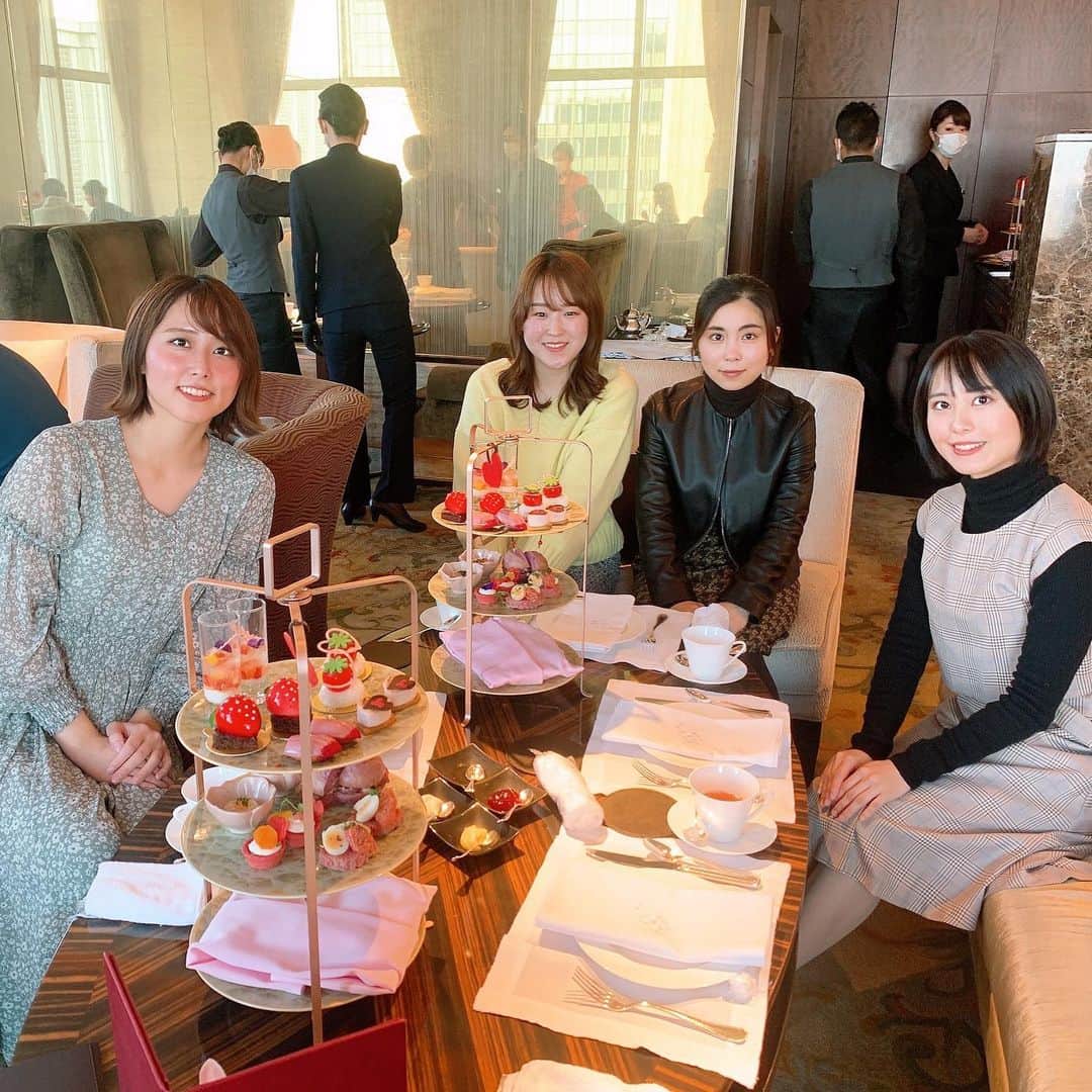 のインスタグラム：「写真撮るだけマスク外し🍓 #同期  . . . #シャングリラホテル東京 #シャングリラ #shangrila #アフタヌーンティー #アフタヌーンティ #バレンタイン #いちご #afternoontea #ol」