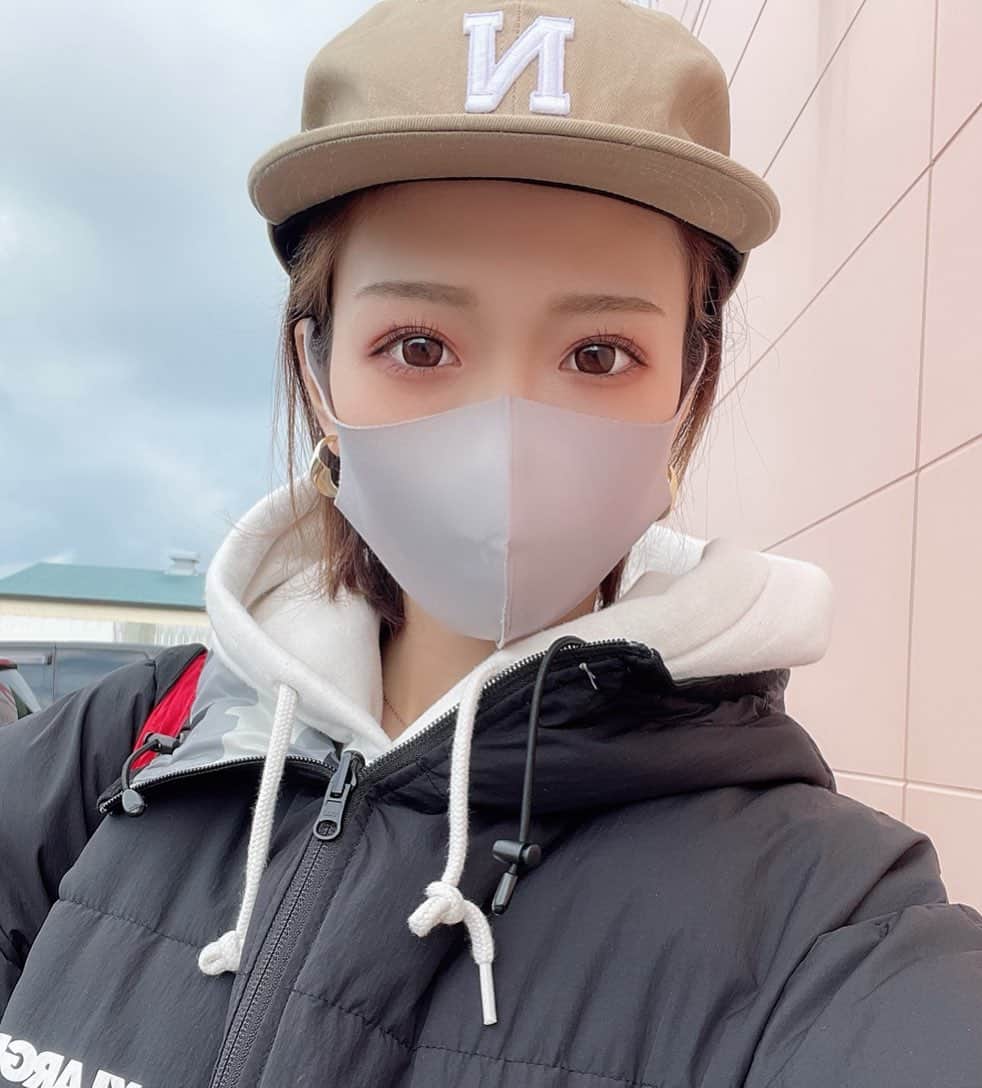 こっちゃんのインスタグラム：「10分で化粧する時は眉毛と涙袋とアイライン描いとけば問題なし🐪あとはマスクが隠してくださる！  #時短メイク  #マスクメイク  #クッションファンデ  #ナチュラルメイク」