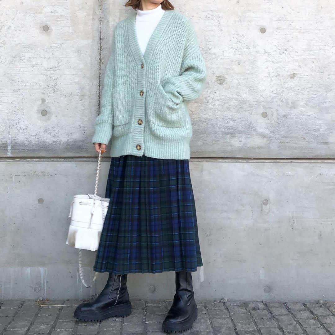 のインスタグラム：「2021.2.7 . . 暖かくて過ごしやすい週末でした☺︎☀︎ . ニット/ブーツ… @zara  スカート… @iena_jp  バッグ… @jandmdavidson」