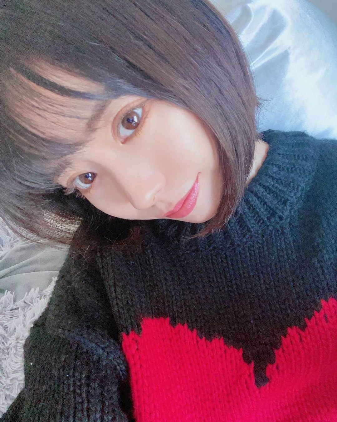 まんまるとまとのインスタグラム：「Sandy♡ ・ 日曜日♡ 何ヶ月ぶりかに朝から起きて 行動した♡💕 8時半なのに 睡魔がやばすぎる😴 でも体にはいいよね 太陽もたくさん浴びた！！ ・ ・ ・ ・ ・ #低身長コーデ #ライブ配信 #ショートヘア #ニットコーデ #オタク #バレンタイン  #イチナナライバー #アッシュベージュ #アッシュグレー  #150cm  #ぷにぷに #透明感カラー  #セルフィー #イチナナ  #イチナナライブ #美白ケア  #ふともも #むちむちボディ #インスタグラビア # #バレンタイン #チョコレート #二の腕  #smile #fff #girl #ootd  #selfie #valentine」