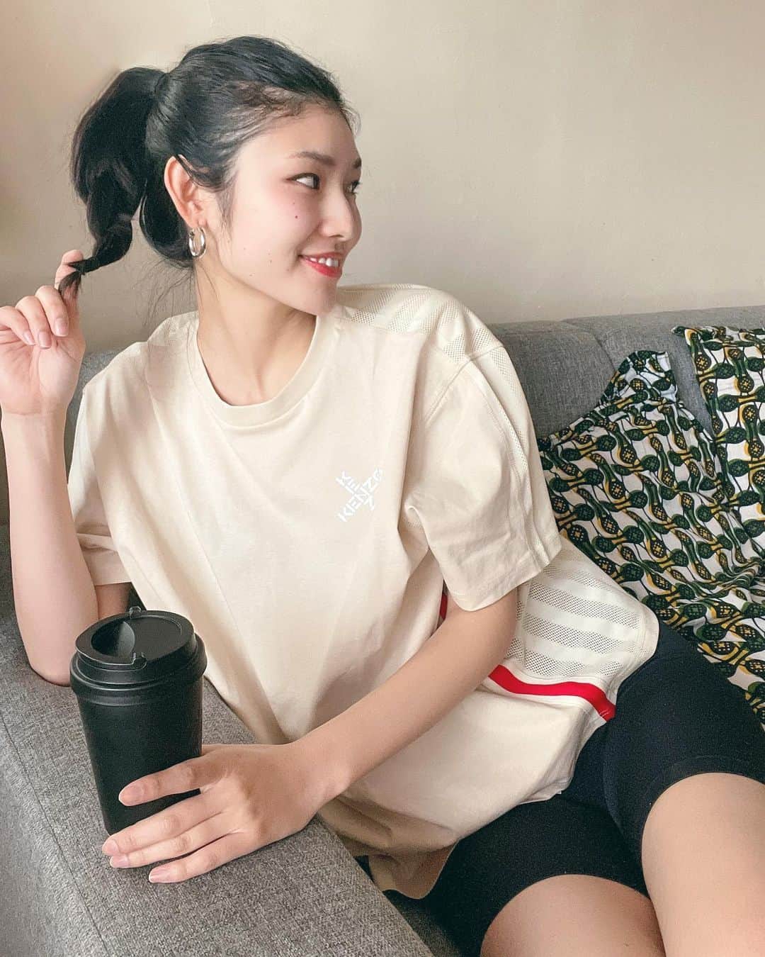 i_am_happpyのインスタグラム：「. . 最近あたたかいから部屋の中だと 薄着で過ごせちゃう（笑） . 最近買ったTシャツなんだけど バックのデザインがかわいいの❣️ . #kenzo#ootd#outfit」