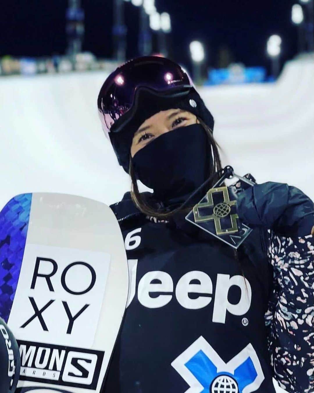 のインスタグラム：「@xgames 💙 I made some really good memories✨ COVID-19感染防止対策を徹底し、大会を開催して下さり本当にありがとうございました🙇‍♀️ とても良い思い出になりました😊 #salomonsnowboardsjapan  #roxy #roxyjapan #roxysnow  #oakleyjapan #oakleysnowboarding」