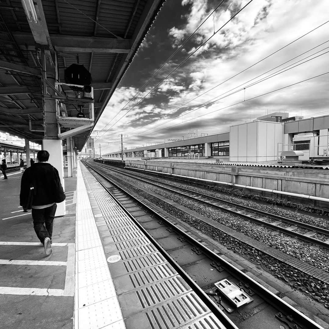 naotakeのインスタグラム：「駅 - A station / iPhone 12 Pro Max & Snapseed, 20210208 . . お昼に入った中華料理屋。誤って配膳された隣の料理を危うく食べてしまうところだった。 . . #spicollective #royalsnappingartists #infamous_family #rsa_main #infinity_photo_cult #jp_gallery_member #jp_gallery_bnw #trb_bnw #wp_bnw  #bnw_life #bnwlife_member #bnw_life_shots #bnw_captures #world_bnw #top_bnw #team_jp_ #team_jp_モノクロ #ig_energy_bw #ig_nihon #streetphotographybnw #igersjp #blackandwhite #bnw #bnwphoto #monochrome #bw #bnwphotography #ShotOniPhone #shotoniphone12promax」