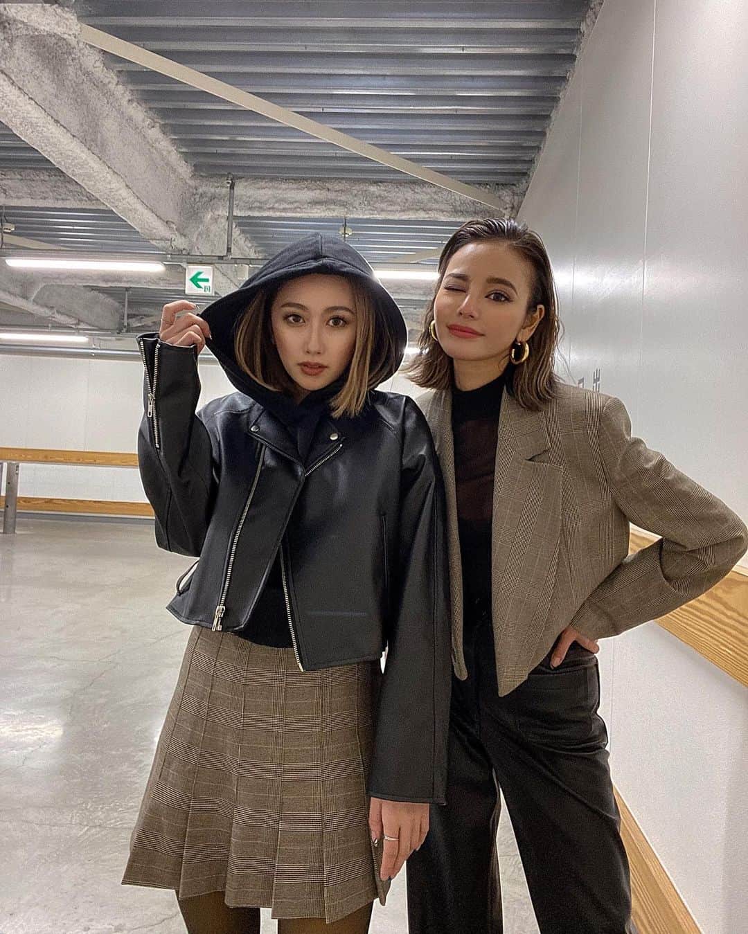 Rika Sasaki JPNのインスタグラム：「この間載せたコーデは萌と シミラールックだったの👯‍♀️🤍 @zara のセットアップをりかはブレザーで 萌はスカートでレザーと合わせました🖤 @fujii_moe」