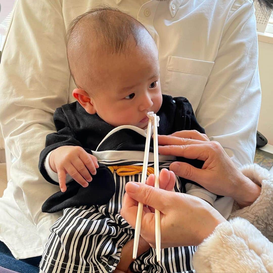 山崎愛香さんのインスタグラム写真 - (山崎愛香Instagram)「. 今日は息子のお食い初めでした。 義実家でこんな豪華なお食い初めをさせて頂きました❤️ 緊急事態宣言が出ているので 名古屋の両親はリモートでの参加。 寂しいなぁ、寂しいなぁ。 でもスマホひとつで顔が見られるのは良い時代ですね☺️ 不安な時代に産まれた息子ですが、 どうか、どうかこの子の未来が明るく たくさんの幸せに溢れますように。 その為に少しでも力になってあげられますように。 #お食い初め #もえみずき #リモートお食い初め #鯛は鯛めしにしました #ちょっと焦がしちゃいました #ちーん」2月7日 20時40分 - manaka_yamazaki
