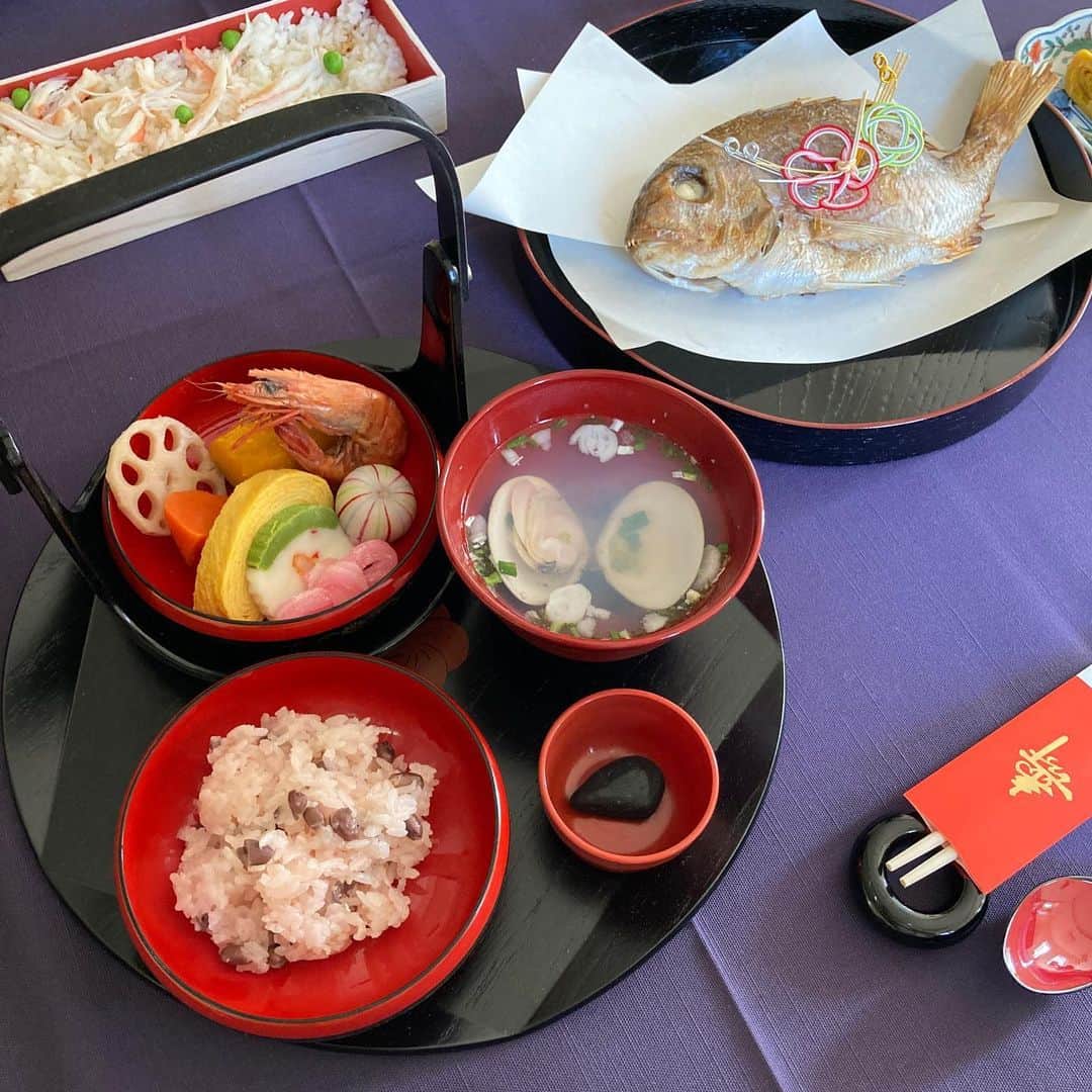 山崎愛香のインスタグラム：「. 今日は息子のお食い初めでした。 義実家でこんな豪華なお食い初めをさせて頂きました❤️ 緊急事態宣言が出ているので 名古屋の両親はリモートでの参加。 寂しいなぁ、寂しいなぁ。 でもスマホひとつで顔が見られるのは良い時代ですね☺️ 不安な時代に産まれた息子ですが、 どうか、どうかこの子の未来が明るく たくさんの幸せに溢れますように。 その為に少しでも力になってあげられますように。 #お食い初め #もえみずき #リモートお食い初め #鯛は鯛めしにしました #ちょっと焦がしちゃいました #ちーん」