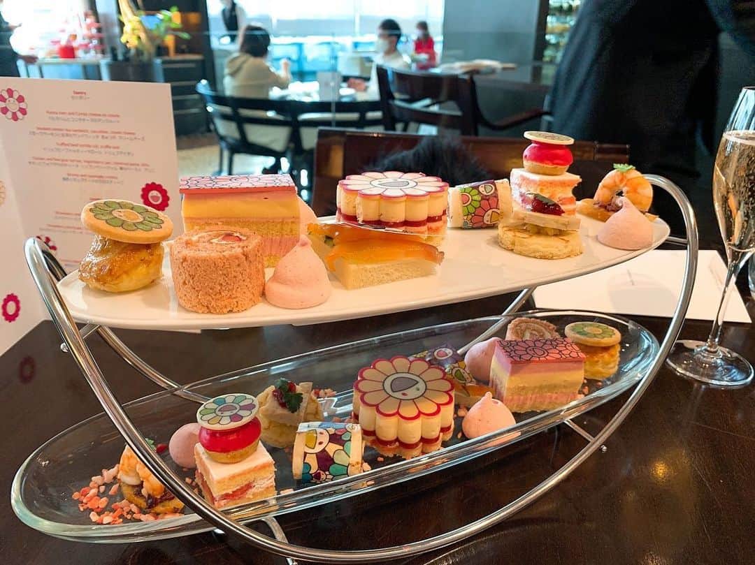 黒魅きららのインスタグラム：「大好きなみーたと大好きなアフヌン🧁💕  #カイカイキキ #カイカイキキフラワー #アフターヌーンティー #フレンチキッチン #グランドハイアット東京 #六本木 #フラワーストロベリーアフターヌーンティー　#ストロベリー #村上隆 #いちご #スイーツ #乃木坂 #けやき坂 #港区女子 #女子会 #大好き #六本木ヒルズ #grandhyatt #grandhyatttokyo #アフヌン #トリュフ #ケーキ #シャンパン　#スイーツ好きな人と繋がりたい #キャバ嬢の休日　#ザフラワーキッチン　#フラワーキッチン　#l4l」