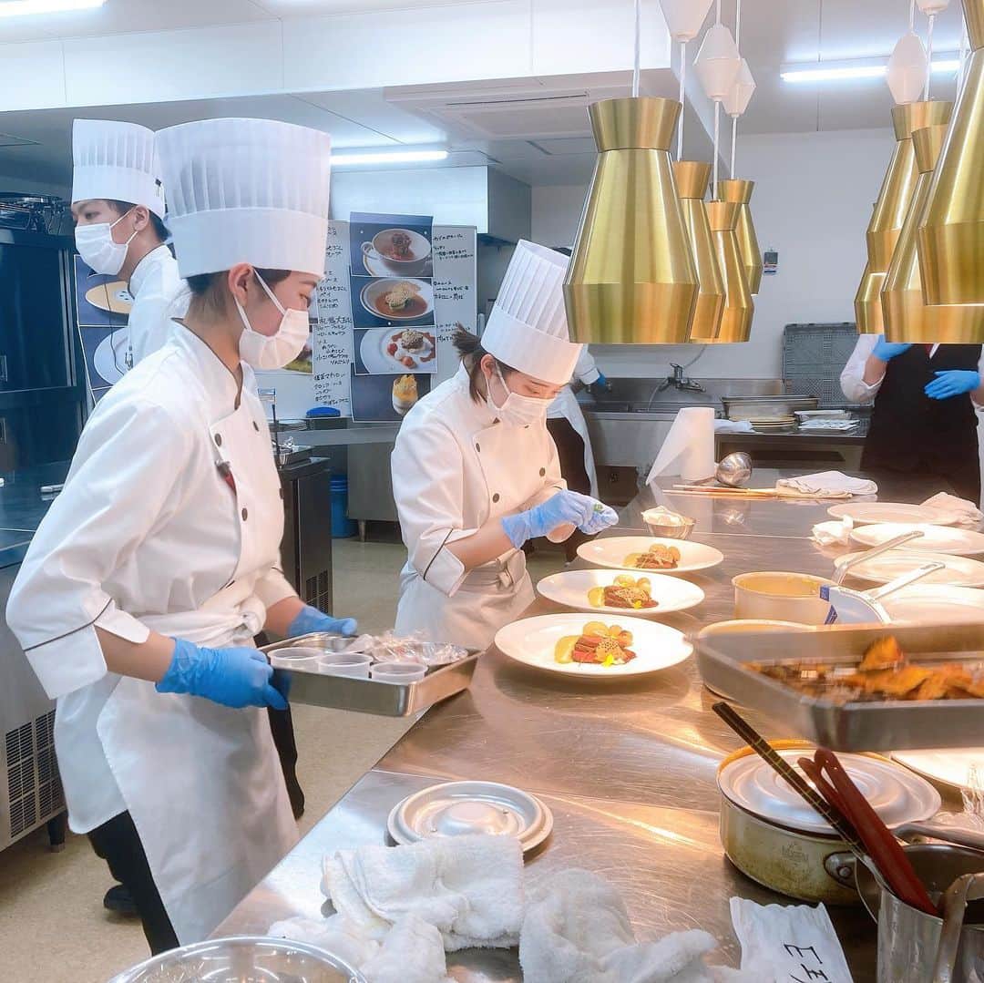 札幌ベルエポック製菓調理専門学校【公式】さんのインスタグラム写真 - (札幌ベルエポック製菓調理専門学校【公式】Instagram)「製菓・調理師科2年生  2年間の集大成  ワンハートサービス 学内レストラン🍽 本日最終日✨  お世話になっている方に 感謝の気持ちを込めて 卒業制作で考案した オリジナルのコース料理を ご提供しました😊  ご来店いただいたみなさま ありがとうございました💕  #ワンハートサービス #学内店舗実習 #おでかけ授業 #特別授業 #業界直結 #プロから学ぶ #本物 #学び #製菓  #調理  #カフェ  #製菓調理専門学校ベルエポック #衛生管理  #食材教育 #札幌ベルエポック製菓調理専門学校 #いろいろな体験と #たくさんの出逢い #可能性が広がる #ベルエポック」2月7日 20時52分 - belle_foods