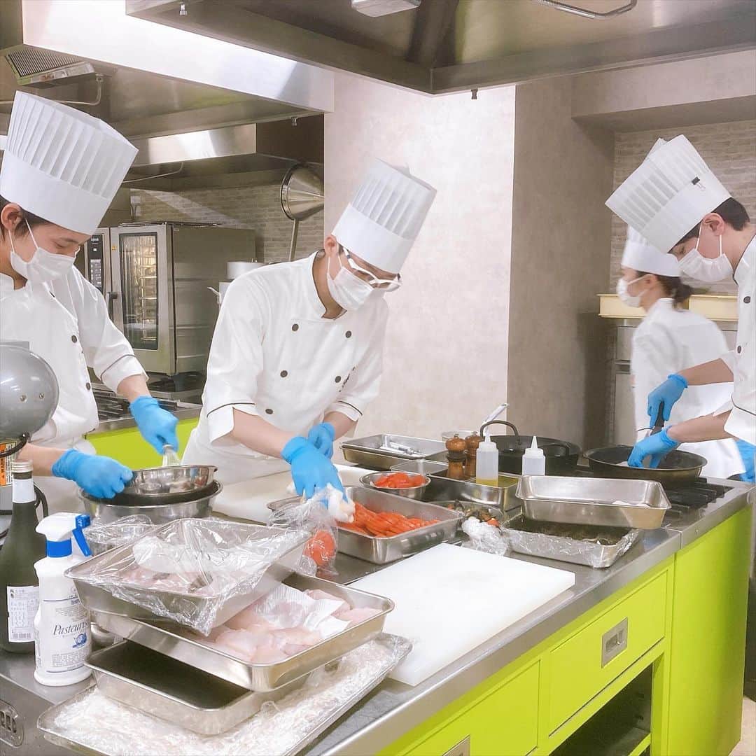 札幌ベルエポック製菓調理専門学校【公式】さんのインスタグラム写真 - (札幌ベルエポック製菓調理専門学校【公式】Instagram)「製菓・調理師科2年生  2年間の集大成  ワンハートサービス 学内レストラン🍽 本日最終日✨  お世話になっている方に 感謝の気持ちを込めて 卒業制作で考案した オリジナルのコース料理を ご提供しました😊  ご来店いただいたみなさま ありがとうございました💕  #ワンハートサービス #学内店舗実習 #おでかけ授業 #特別授業 #業界直結 #プロから学ぶ #本物 #学び #製菓  #調理  #カフェ  #製菓調理専門学校ベルエポック #衛生管理  #食材教育 #札幌ベルエポック製菓調理専門学校 #いろいろな体験と #たくさんの出逢い #可能性が広がる #ベルエポック」2月7日 20時52分 - belle_foods