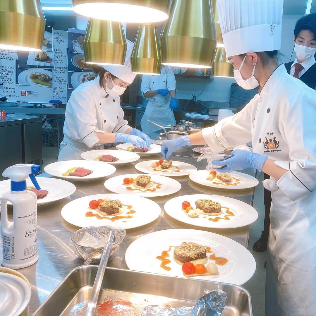 札幌ベルエポック製菓調理専門学校【公式】のインスタグラム：「製菓・調理師科2年生  2年間の集大成  ワンハートサービス 学内レストラン🍽 本日最終日✨  お世話になっている方に 感謝の気持ちを込めて 卒業制作で考案した オリジナルのコース料理を ご提供しました😊  ご来店いただいたみなさま ありがとうございました💕  #ワンハートサービス #学内店舗実習 #おでかけ授業 #特別授業 #業界直結 #プロから学ぶ #本物 #学び #製菓  #調理  #カフェ  #製菓調理専門学校ベルエポック #衛生管理  #食材教育 #札幌ベルエポック製菓調理専門学校 #いろいろな体験と #たくさんの出逢い #可能性が広がる #ベルエポック」