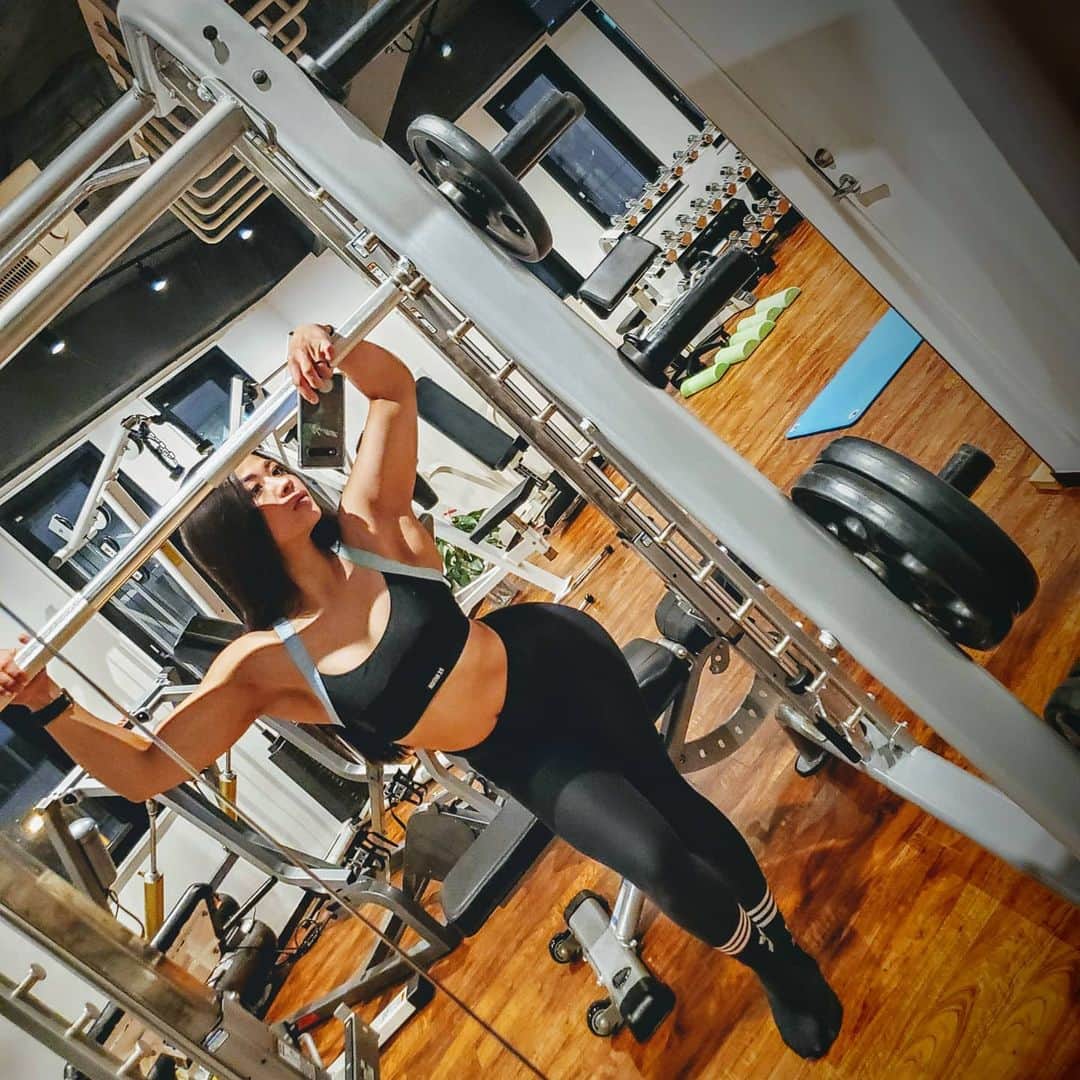 福島麻里のインスタグラム：「やる気がなくなった  やる気は勝手になくならない  やらないという決断を自分がしただけ  #やる気がなくなる #便利な言い訳 #たまには自分に言い訳して #気持ちを静めるのもあり #自分を責めがち #マリってる #イキり代表 #くびれ超人」