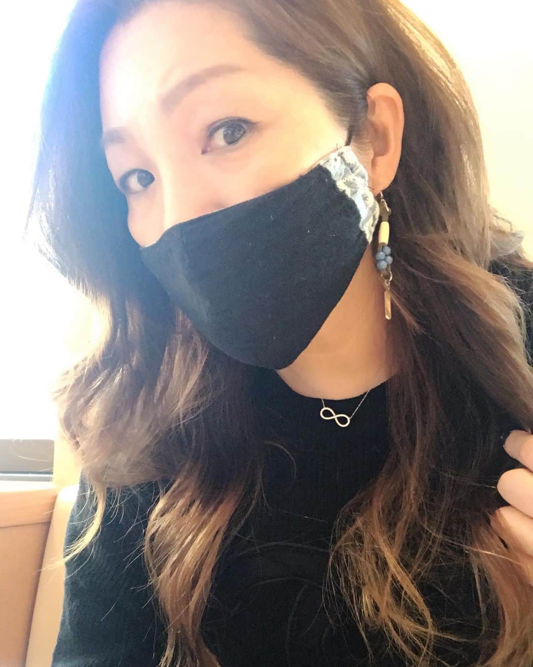 井上貴子のインスタグラム：「コチラのマスクチャームは 革紐とウッドを使ったver。  どんどん進めているので しばしお待ちをーー^ ^  Happyで^ ^  プロフィール画面に記載のURLより 通販サイト「神取屋」に飛べます^ ^  コロナ禍に携わる 全てのお仕事の皆様。  心から 感謝しています。  引き続き油断せず お気をつけて お過ごし下さいませ。  #井上貴子  #LLPWX #女子プロレス #紅緒と柊音 #トイプードル #マスクチャーム #イノさん #cacatocacatチャーム付 #LLPWX通販サイト神取屋 #TikTokはじめてみた #Twitterも見てね #感謝 #STOPCOVID19」