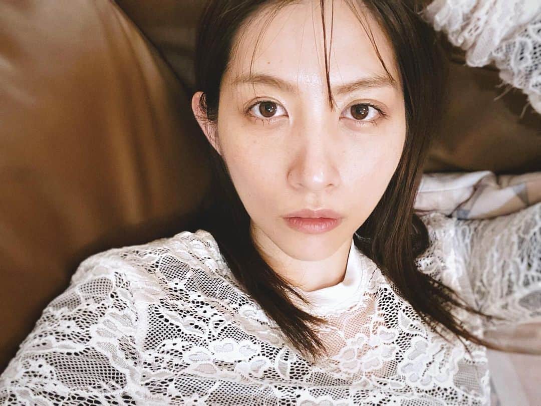 のインスタグラム：「たぶん1年以上、運動してない。 バドミントンやったらクタクタ。体がちがち。 お尻とハムスト意識的に使った。そこ課題。  #たまには自撮り  #久々の運動  #バドミントン🏸」