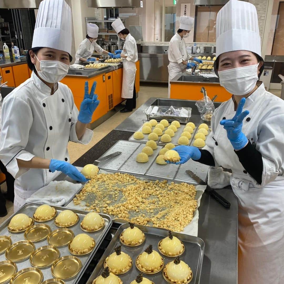 札幌ベルエポック製菓調理専門学校【公式】のインスタグラム：「製菓・製パン・ショコラ科2年生 2年間の集大成‼️ ワンハートサービス💖  ご来店いただき ありがとうございました😊  #ワンハートサービス #学内店舗実習 #おでかけ授業 #特別授業 #業界直結 #プロから学ぶ #本物 #学び #製菓  #調理  #カフェ  #製菓調理専門学校ベルエポック #衛生管理  #食材教育 #札幌ベルエポック製菓調理専門学校 #いろいろな体験と #たくさんの出逢い #可能性が広がる #ベルエポック」