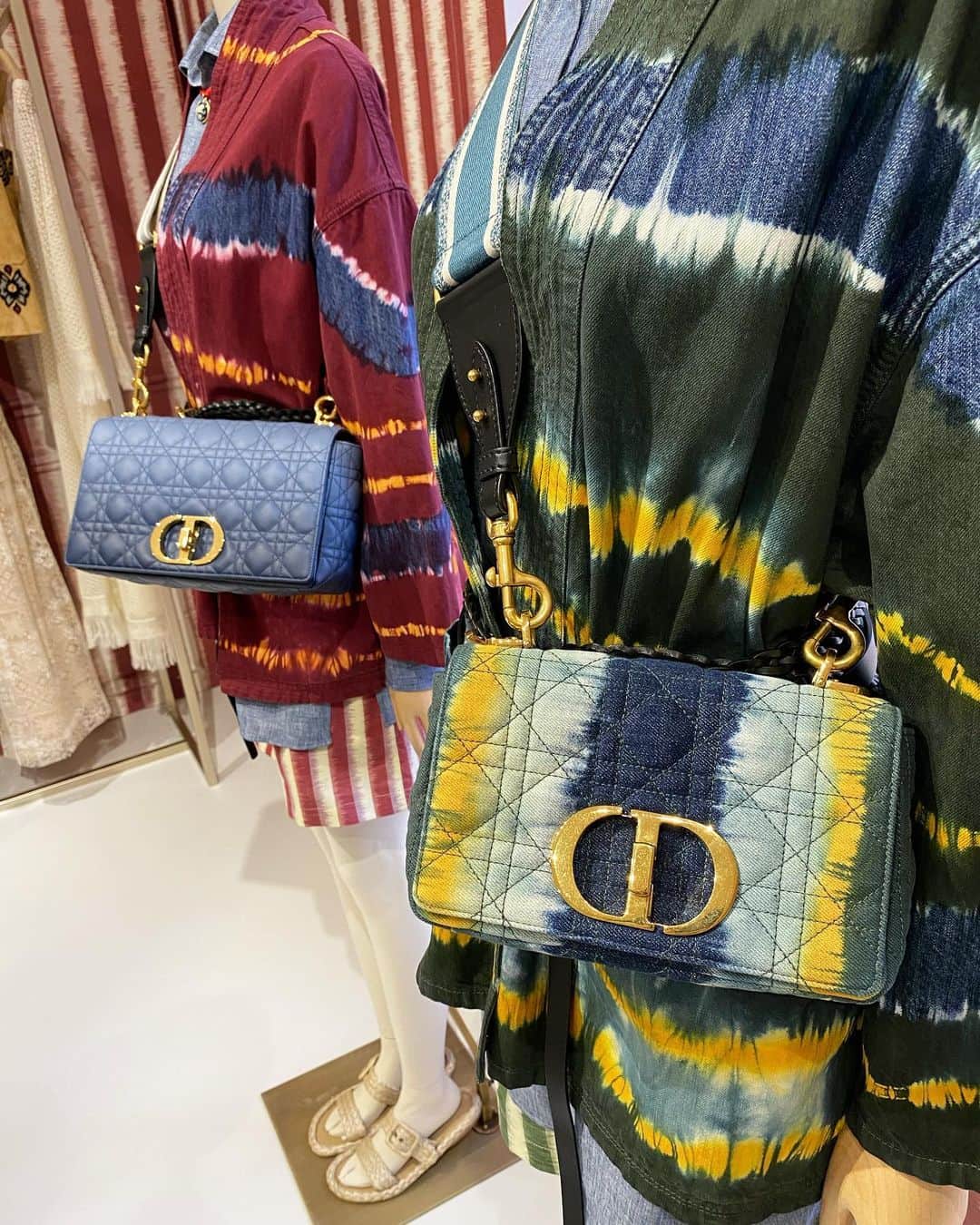 Christoffer Chengさんのインスタグラム写真 - (Christoffer ChengInstagram)「A few highlights of @dior #diorsummer21 collection, with bright colours and prints inspired by the art created by @amoakoboafo , balanced well with dark coloured leather shorts. I love this little trunk bag and the sandals, also the larger sized saddle bag for men’s! And of course drooling over all the women’s bags!! @mrkimjones」2月7日 20時48分 - curiouschristoffer