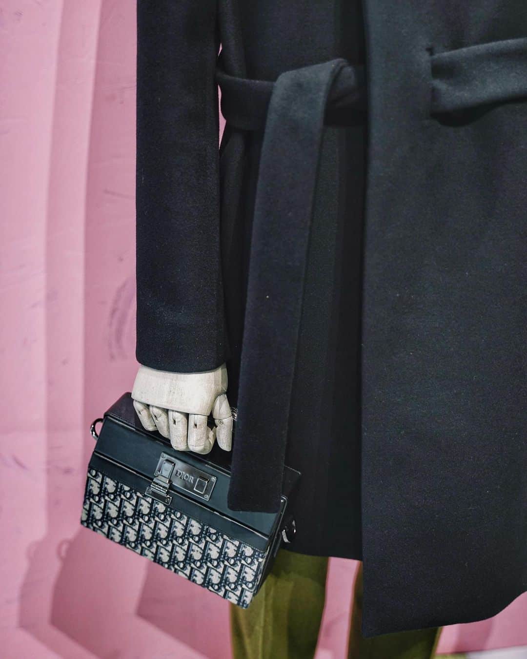 Christoffer Chengのインスタグラム：「A few highlights of @dior #diorsummer21 collection, with bright colours and prints inspired by the art created by @amoakoboafo , balanced well with dark coloured leather shorts. I love this little trunk bag and the sandals, also the larger sized saddle bag for men’s! And of course drooling over all the women’s bags!! @mrkimjones」